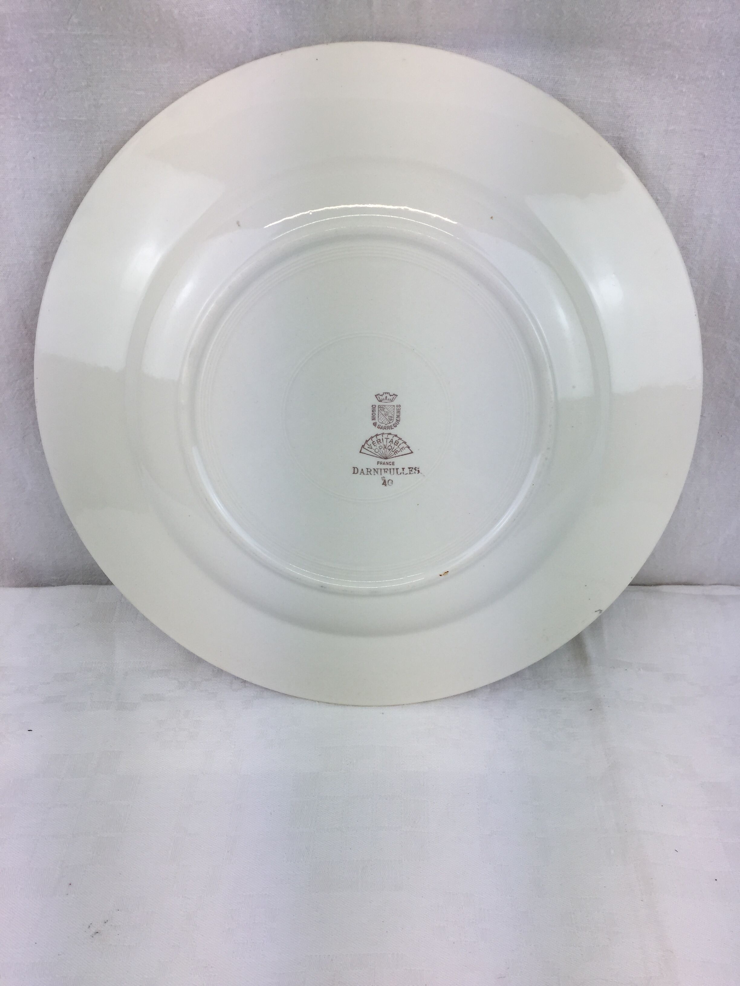 Plat rond ancien en céramique opaque blanc et or made in france Digoin