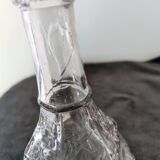 Bouteille commémorative en verre soufflé moulé avec ces personnages en reliefs avant 1900