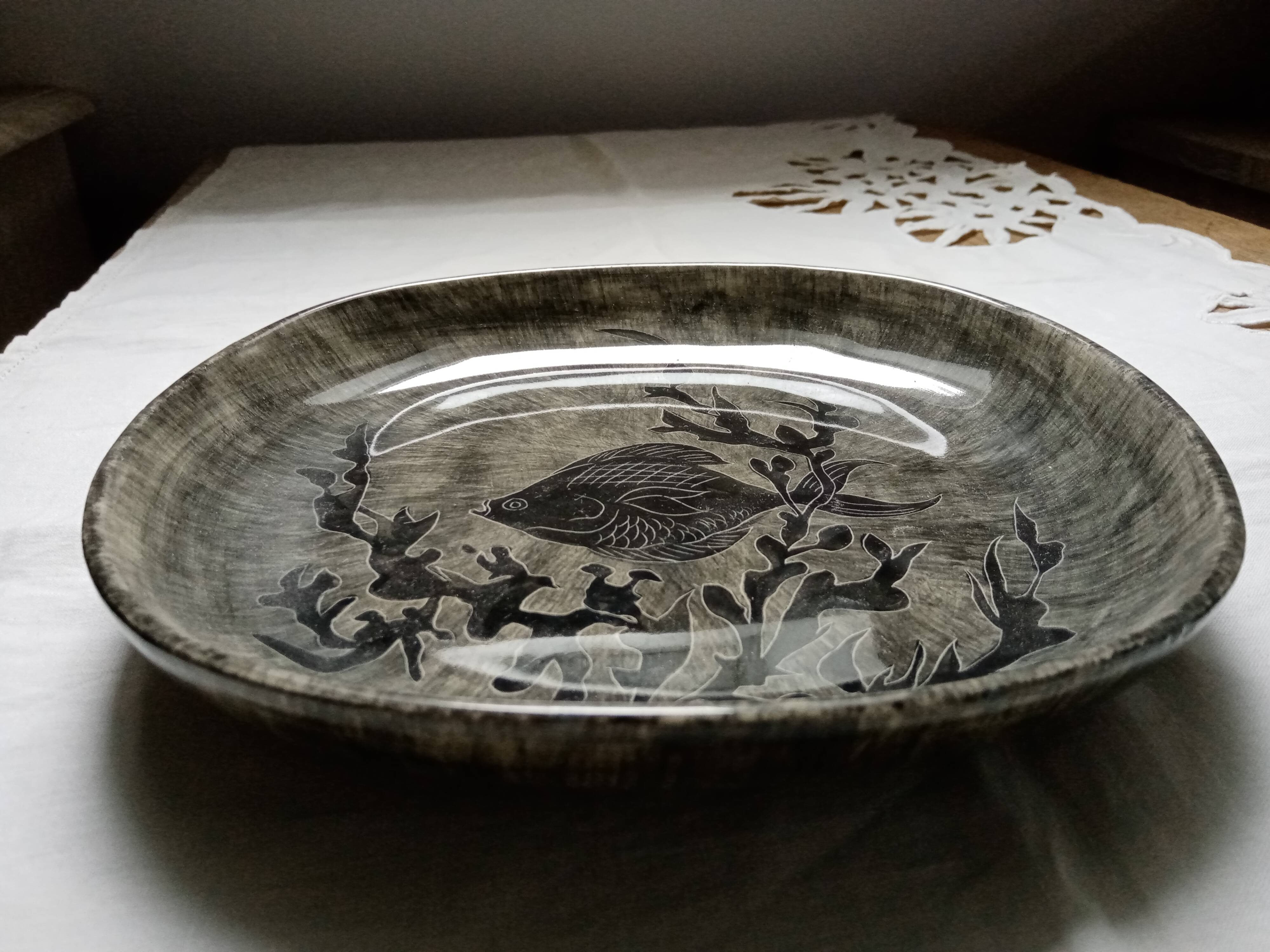 Fish decor plate by Youen Quimper