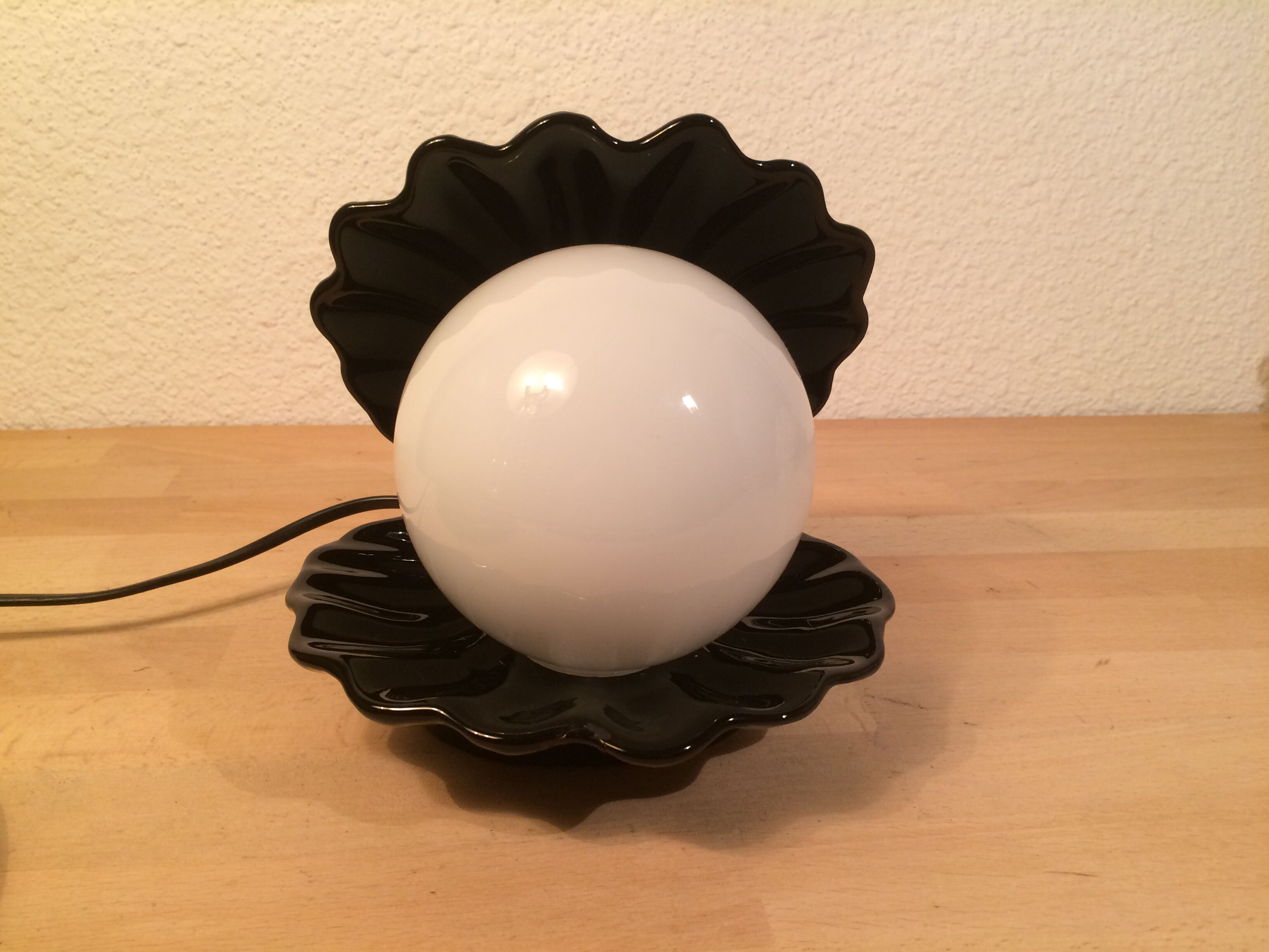 Black ceramic shell lamp and opaline pearl