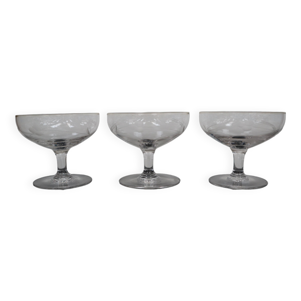 3 coupes à champagne Art Déco en verre gravé