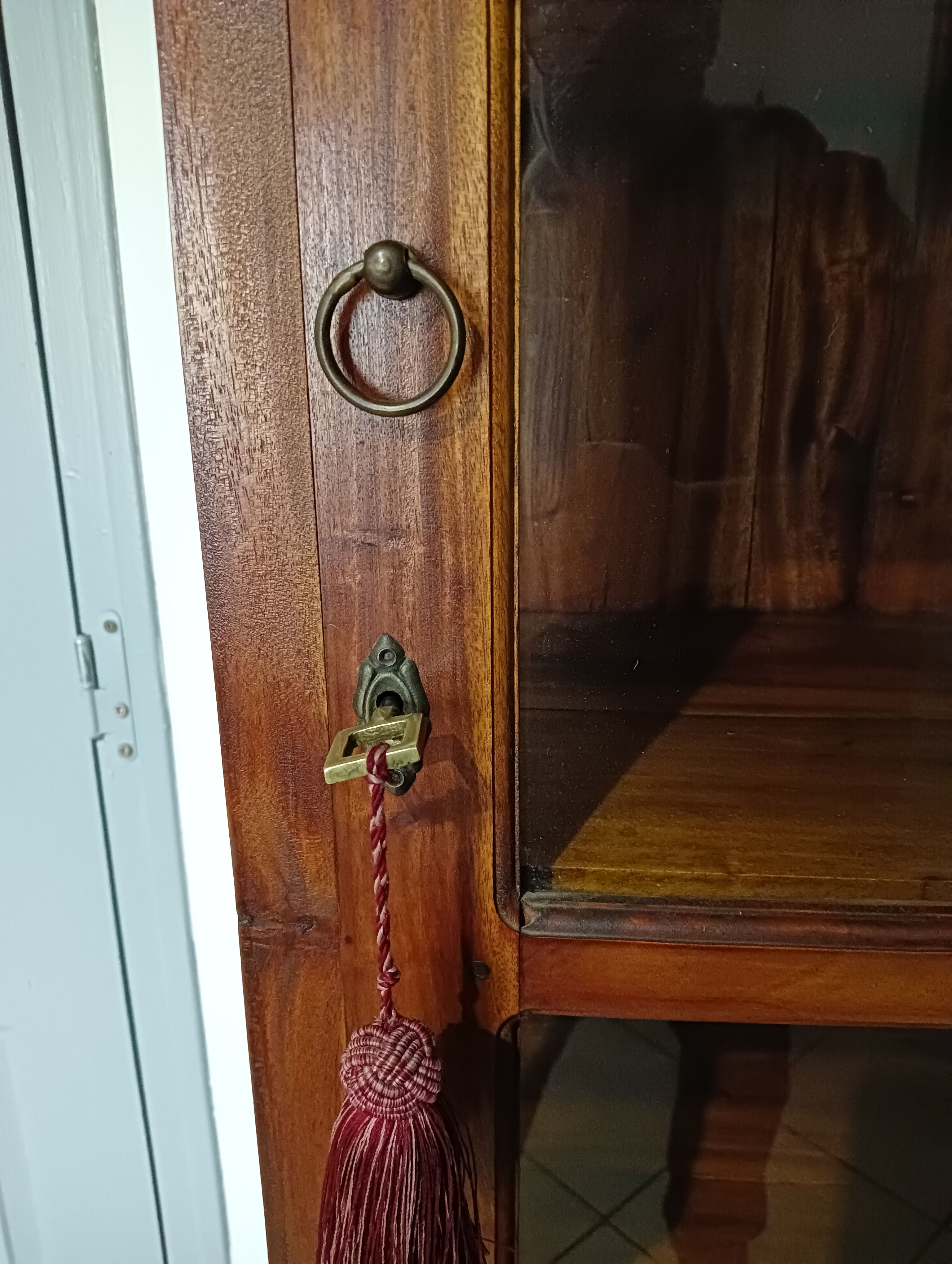 Mahogany column showcase, 1 glass door, 1 drawer, 5 wooden shelves