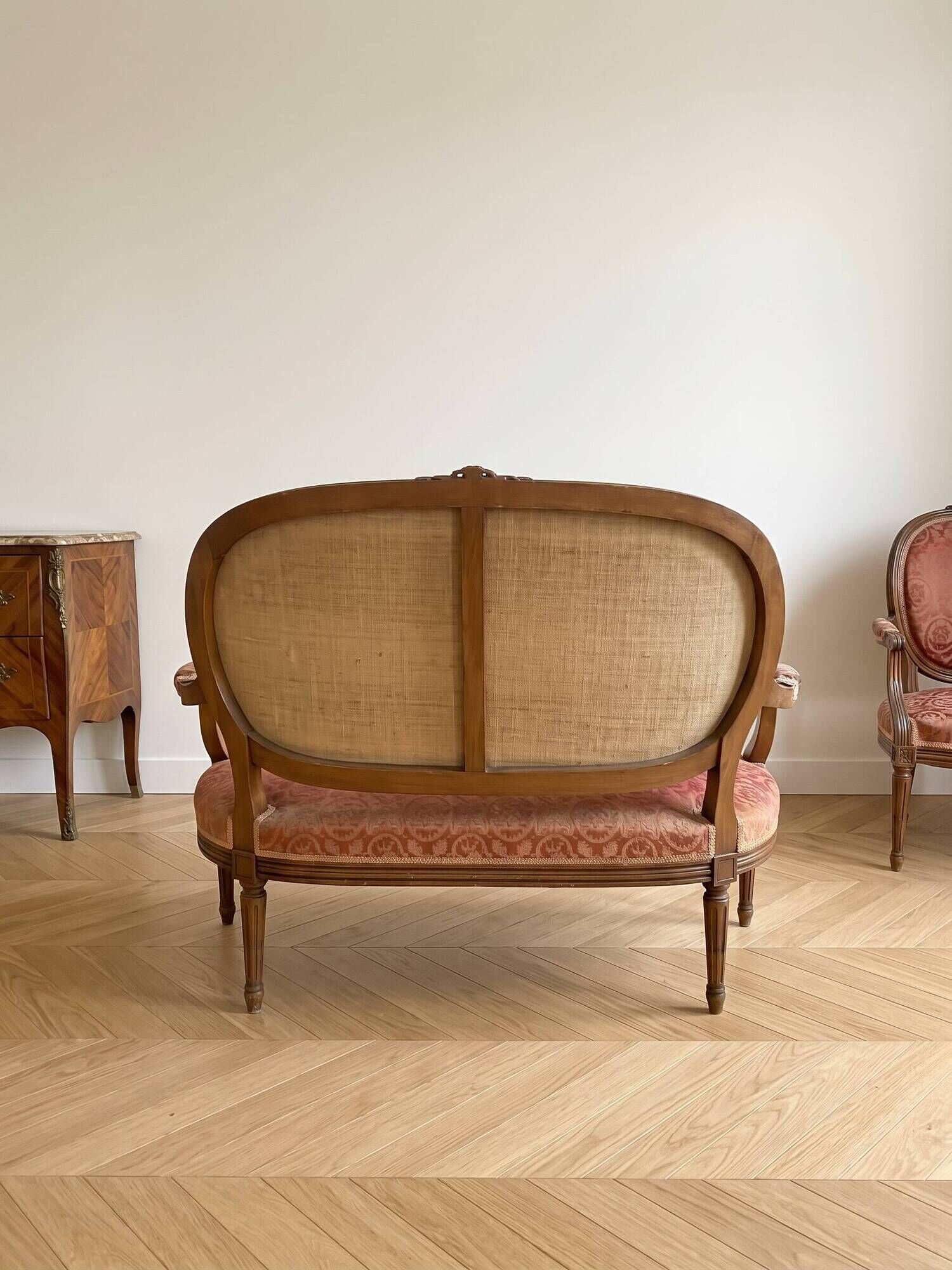 Louis XVI living room set: sofa and 4 armchairs in wood and pink velvet.