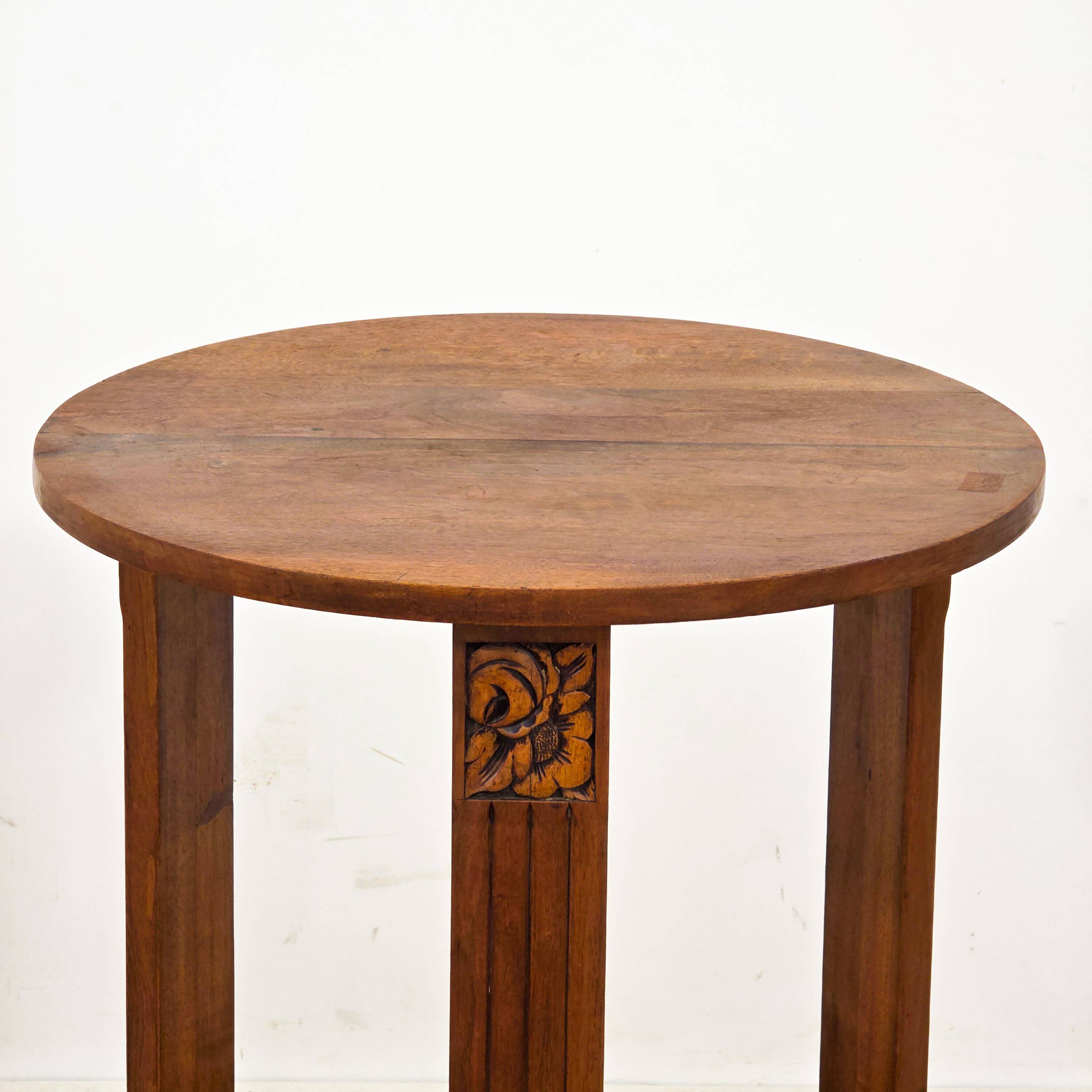 Side table / accent table in carved wood – Art Deco 1930