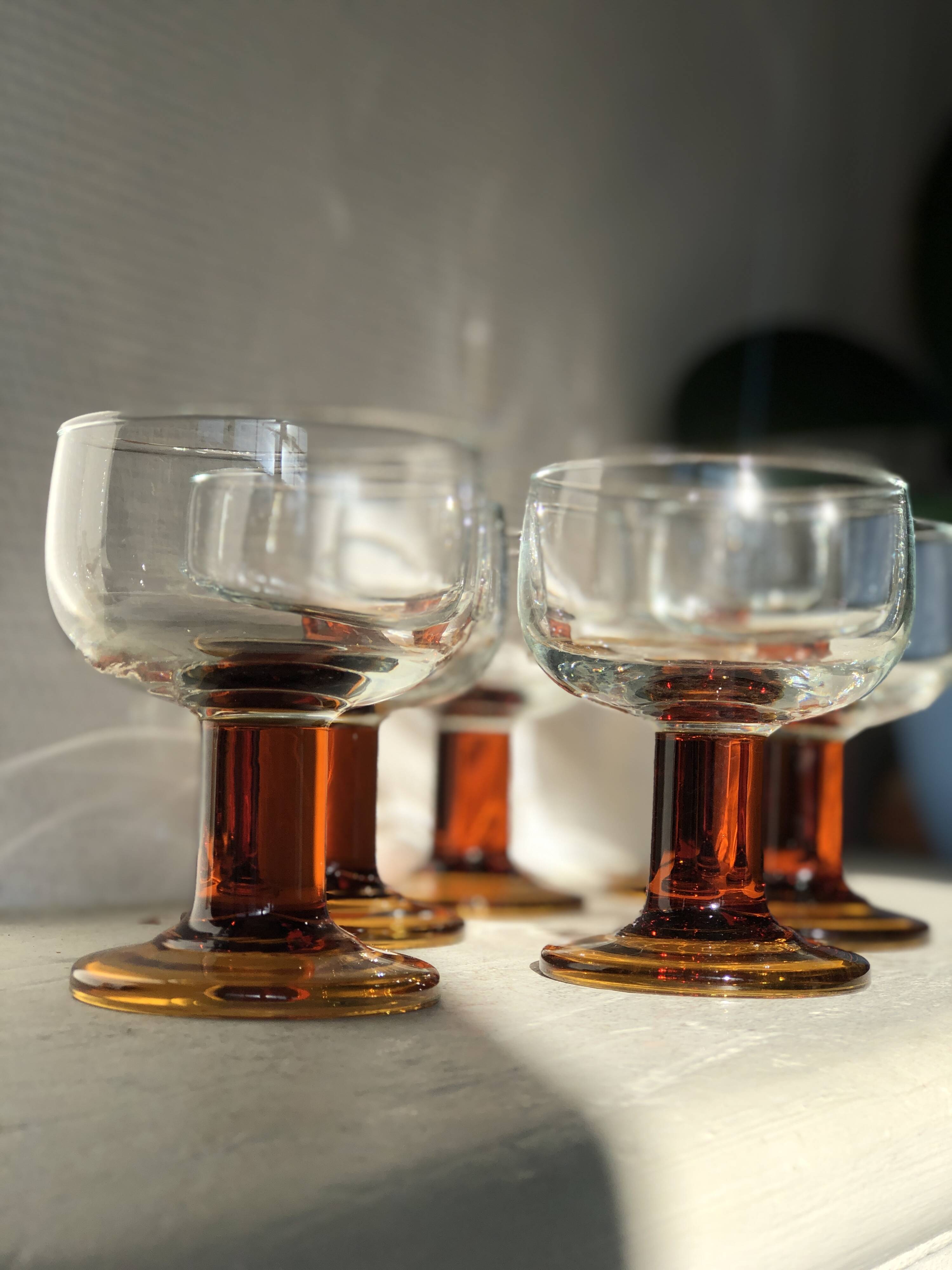 Lot of 9 glasses/cups from the 70s with amber feet