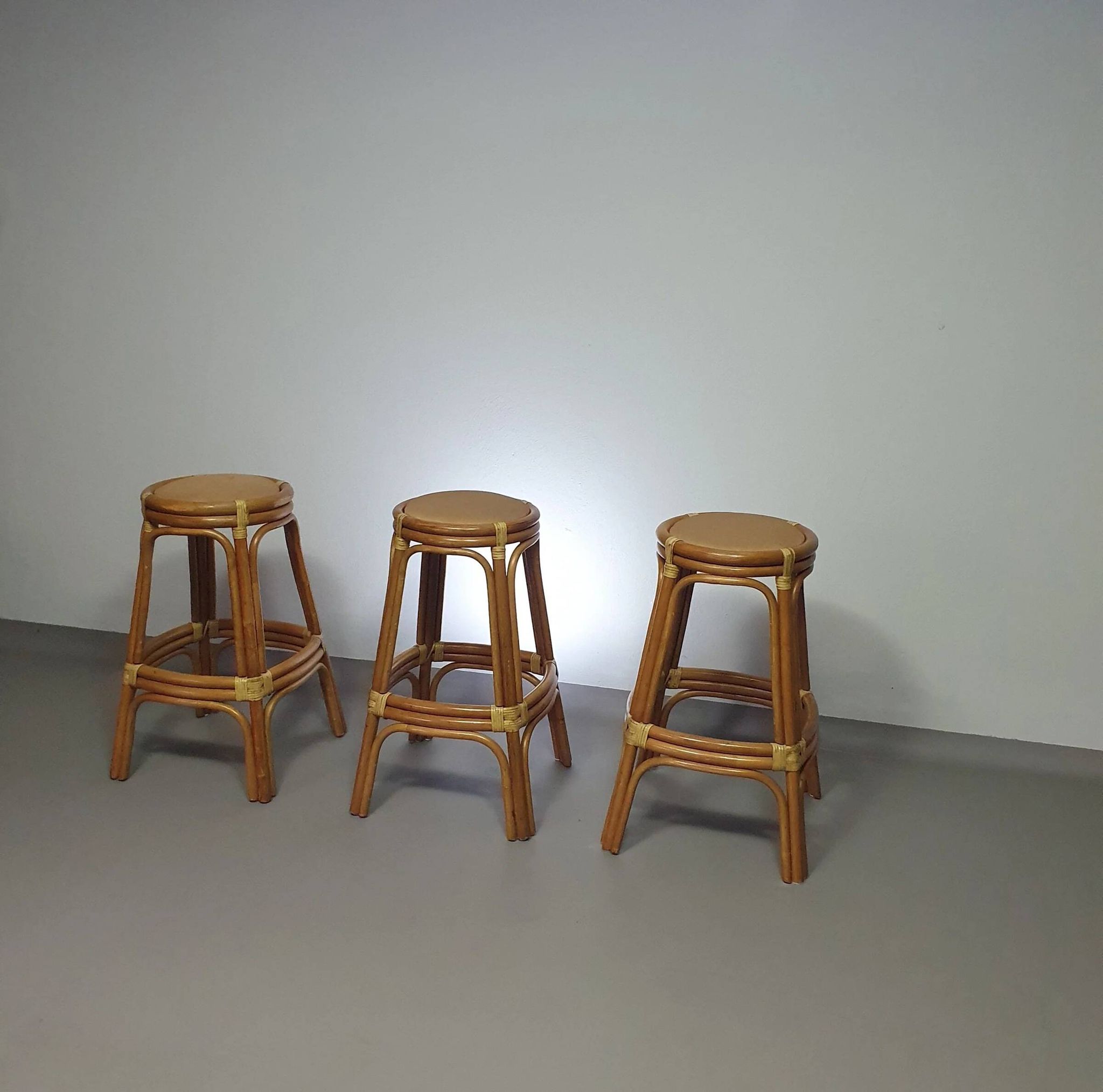 3 x tabourets en bambou avec lacets en cuir / années 70
