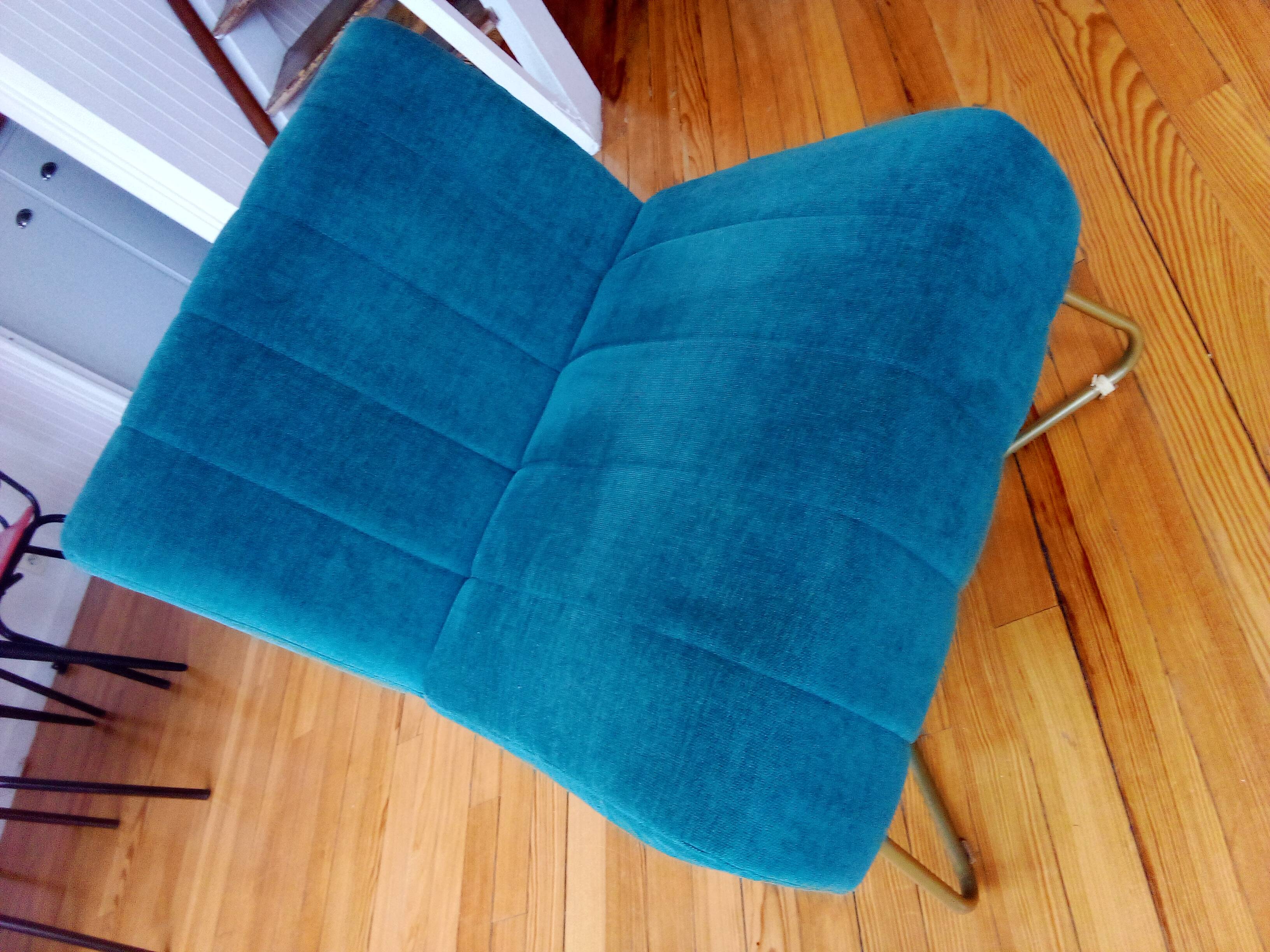 Fauteuil design en velours bleu