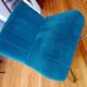 Fauteuil design en velours bleu