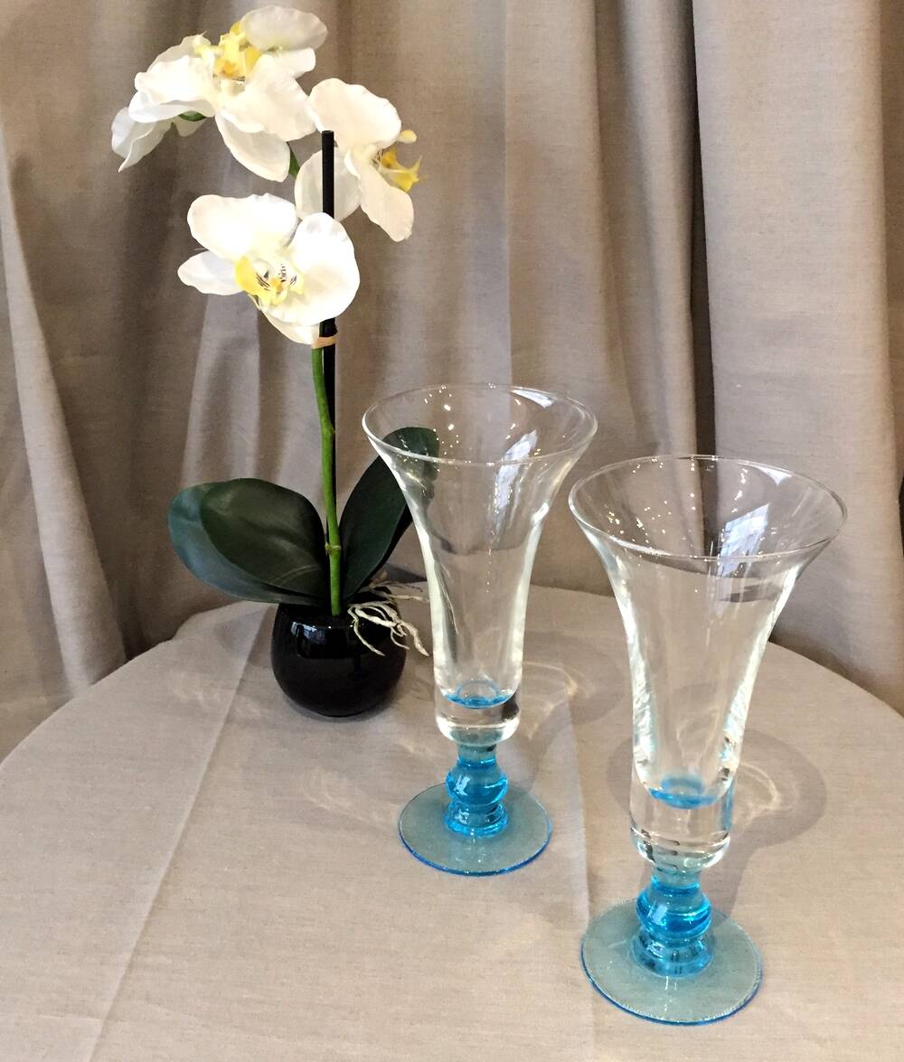 Pairs of transparent soliflores vases with blue legs
