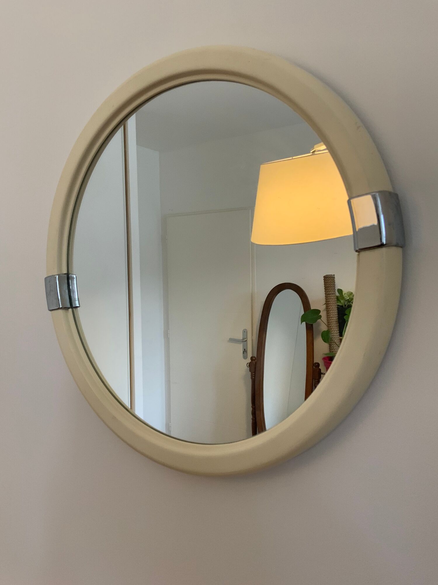 Vintage mirror round edge in white plastic and chrome diameter 46 cm