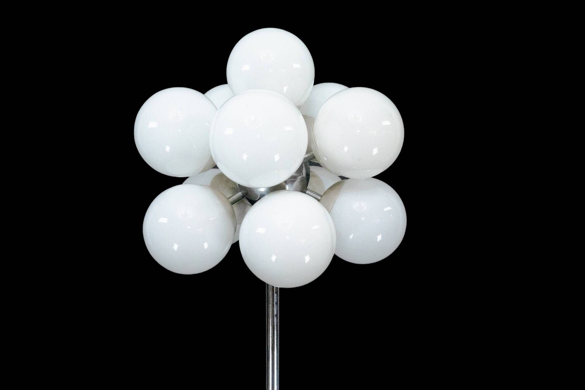 Vintage Italian space age floor lamp by Reggiani, dating from the 1960s.