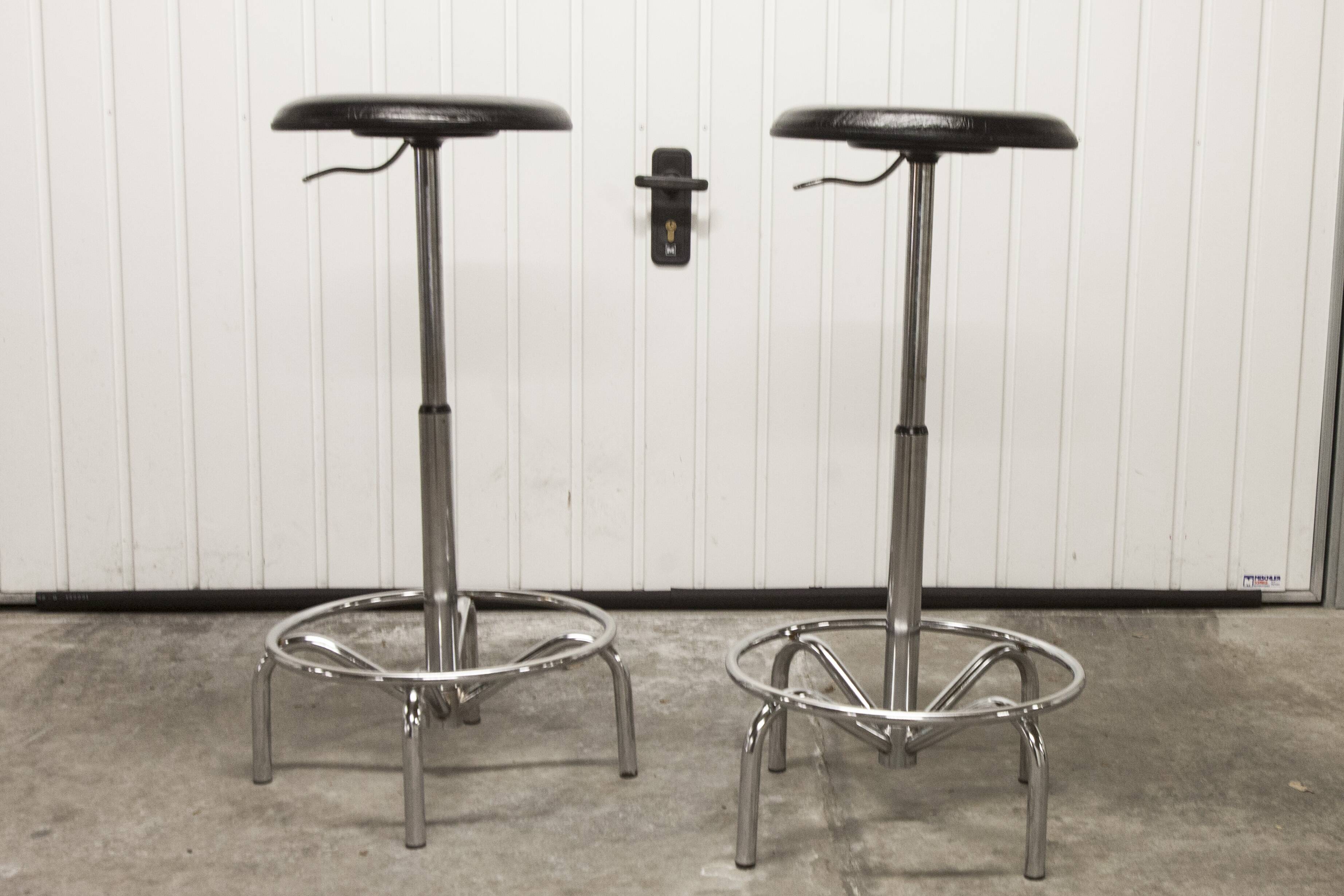 Pair of Mirima brand telescopic and rotating stools (84 to 53cm)