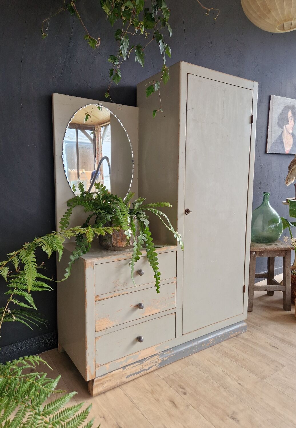 Asymmetrical cabinet