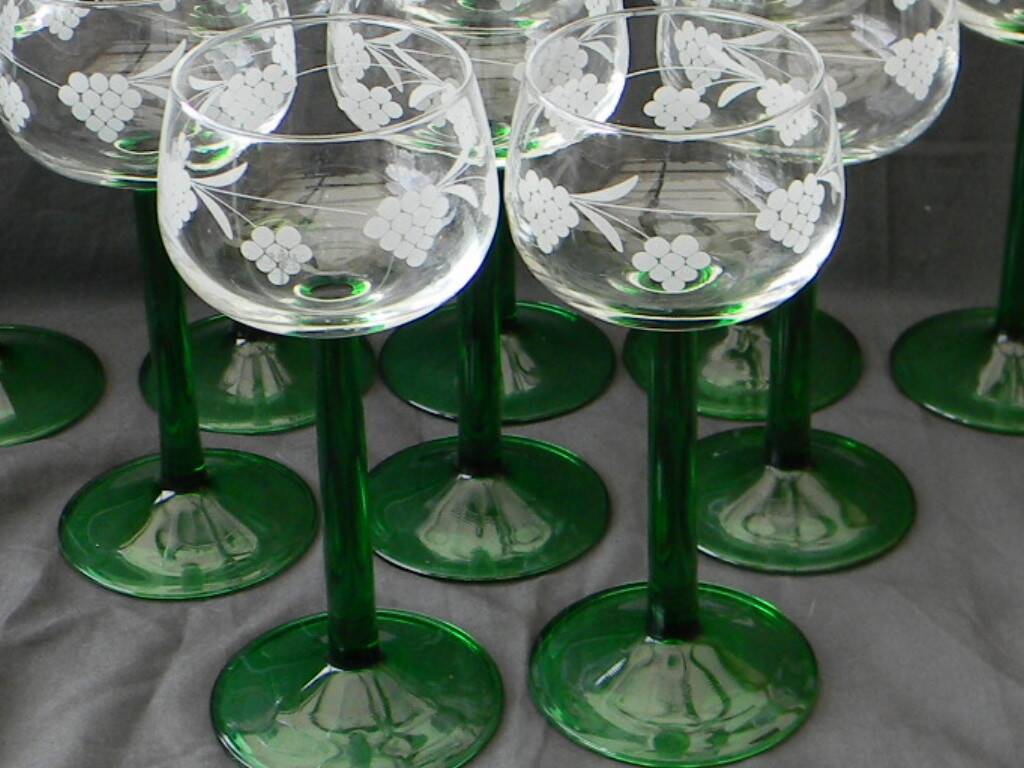 Set of 10 Alsatian white wine glasses in engraved glass.