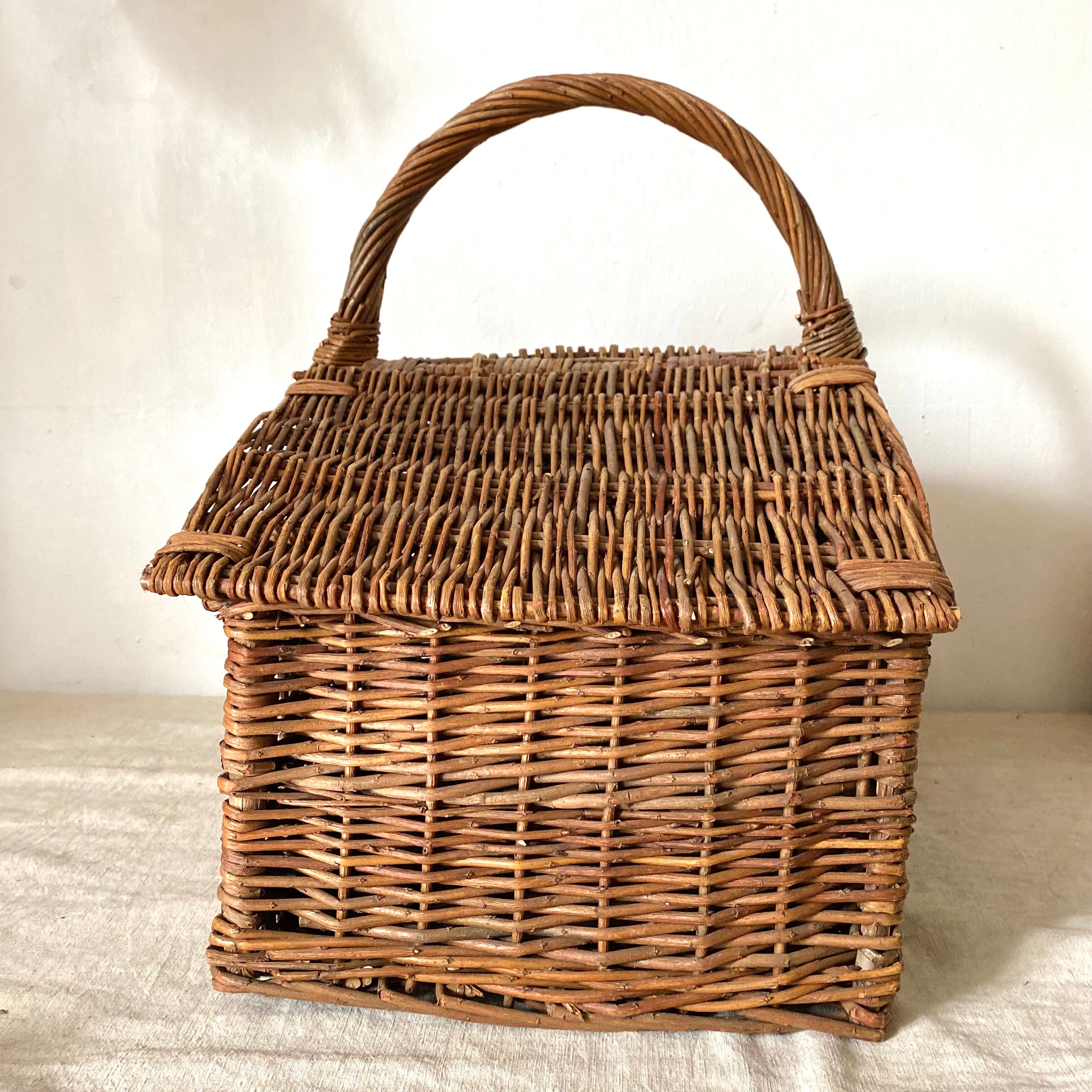 Wicker picnic basket