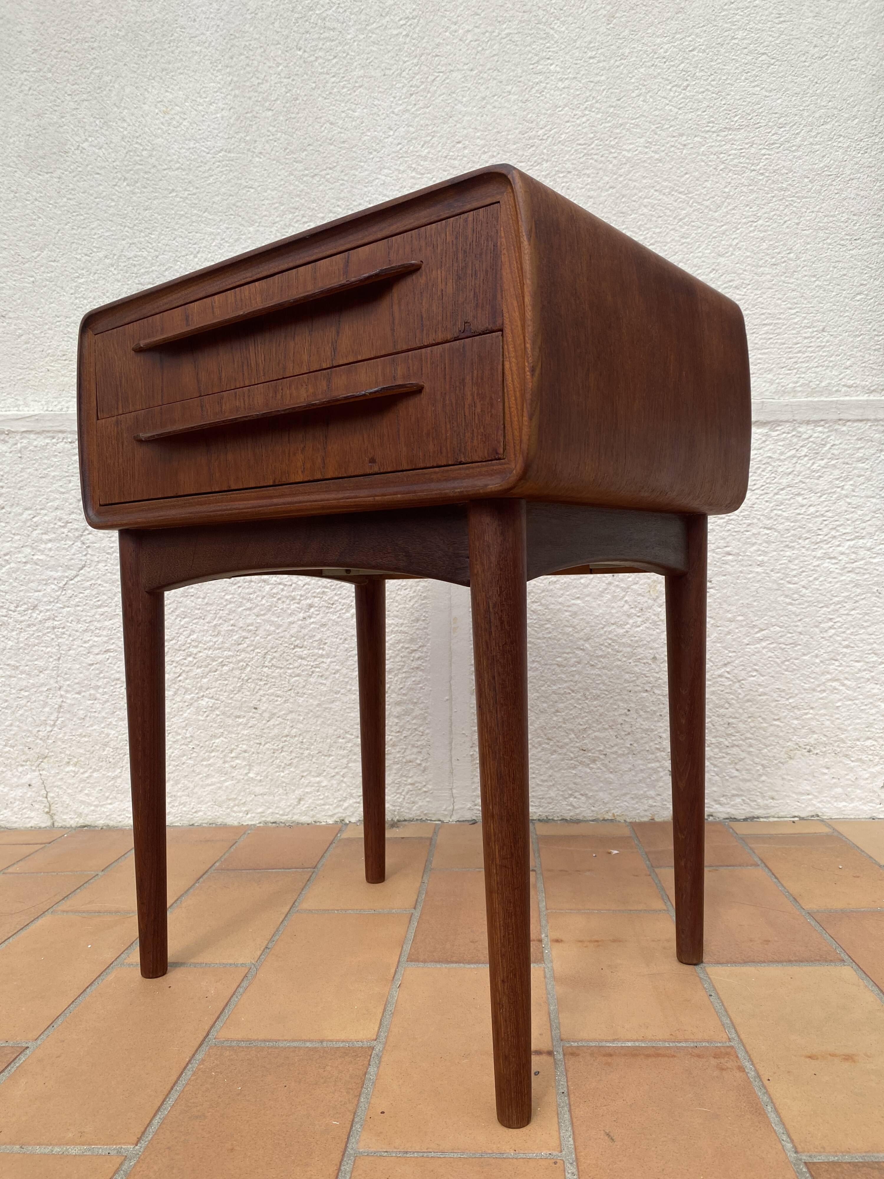 Vintage Scandinavian design bedside table in teak by the Danish Andersen.