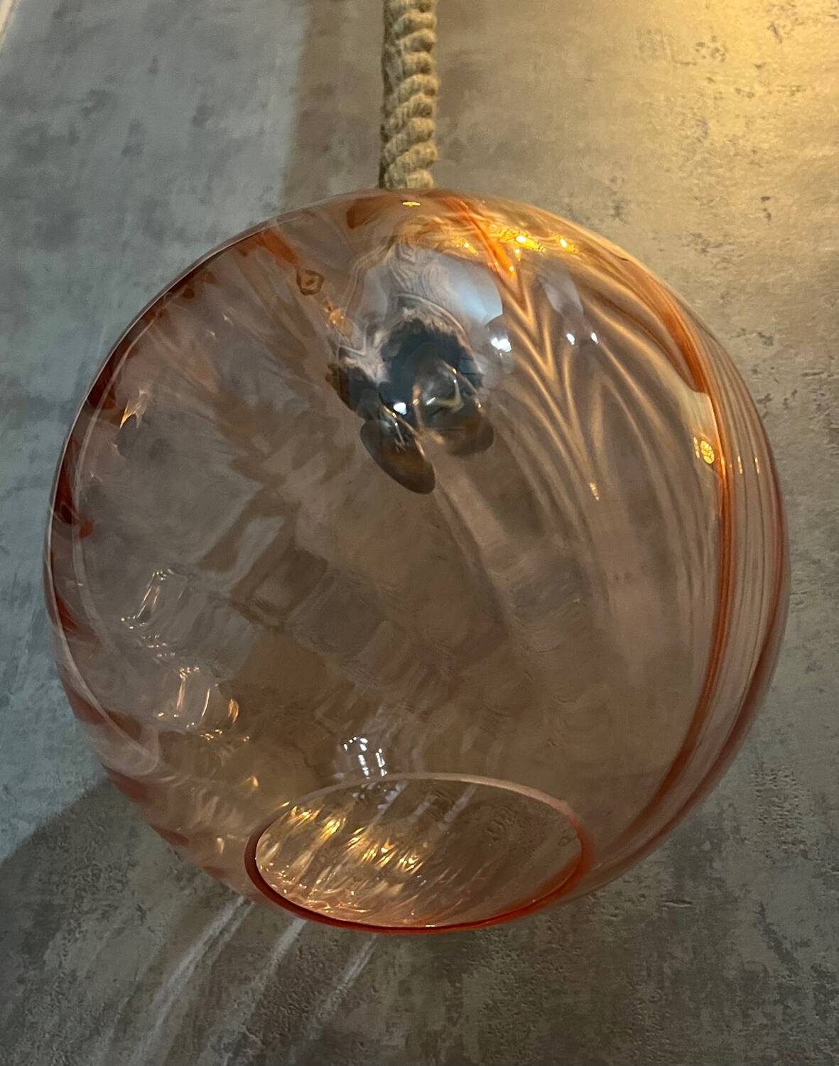 Suspension globe rose pale en verre  à relief avec câble corde