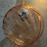 Suspension globe rose pale en verre  à relief avec câble corde