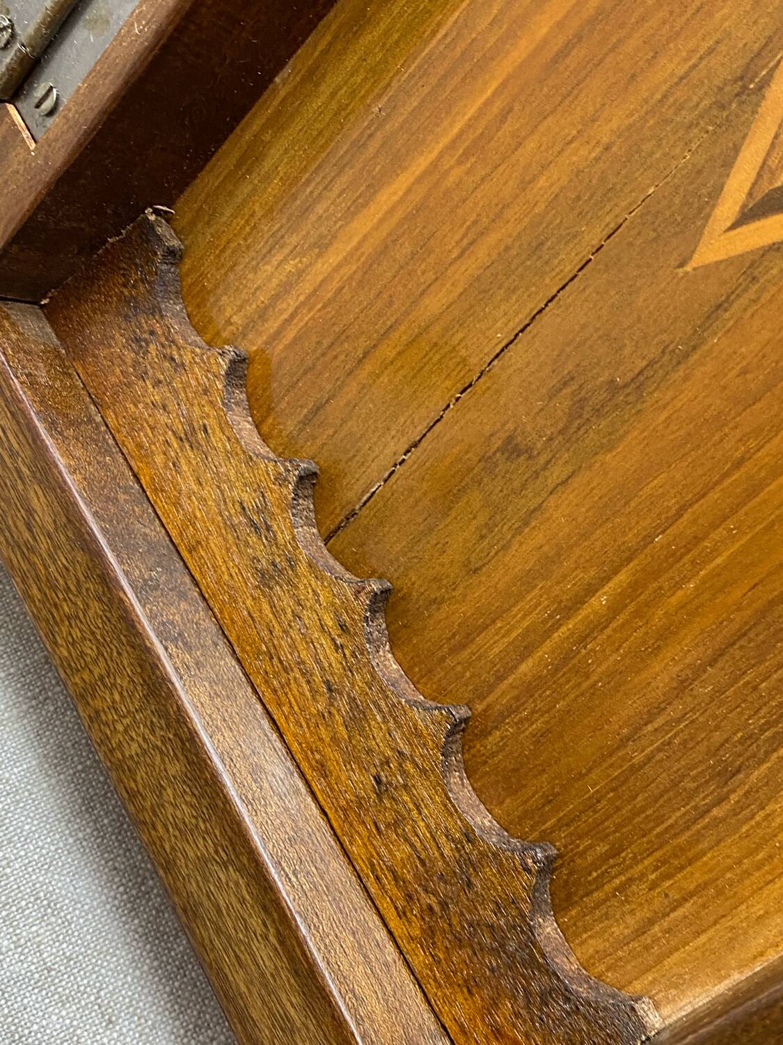 Chess and backgammon set in carved wood and marquetry