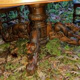 table de chasse ovale  1850  avec pieds central avec animaux scluptés