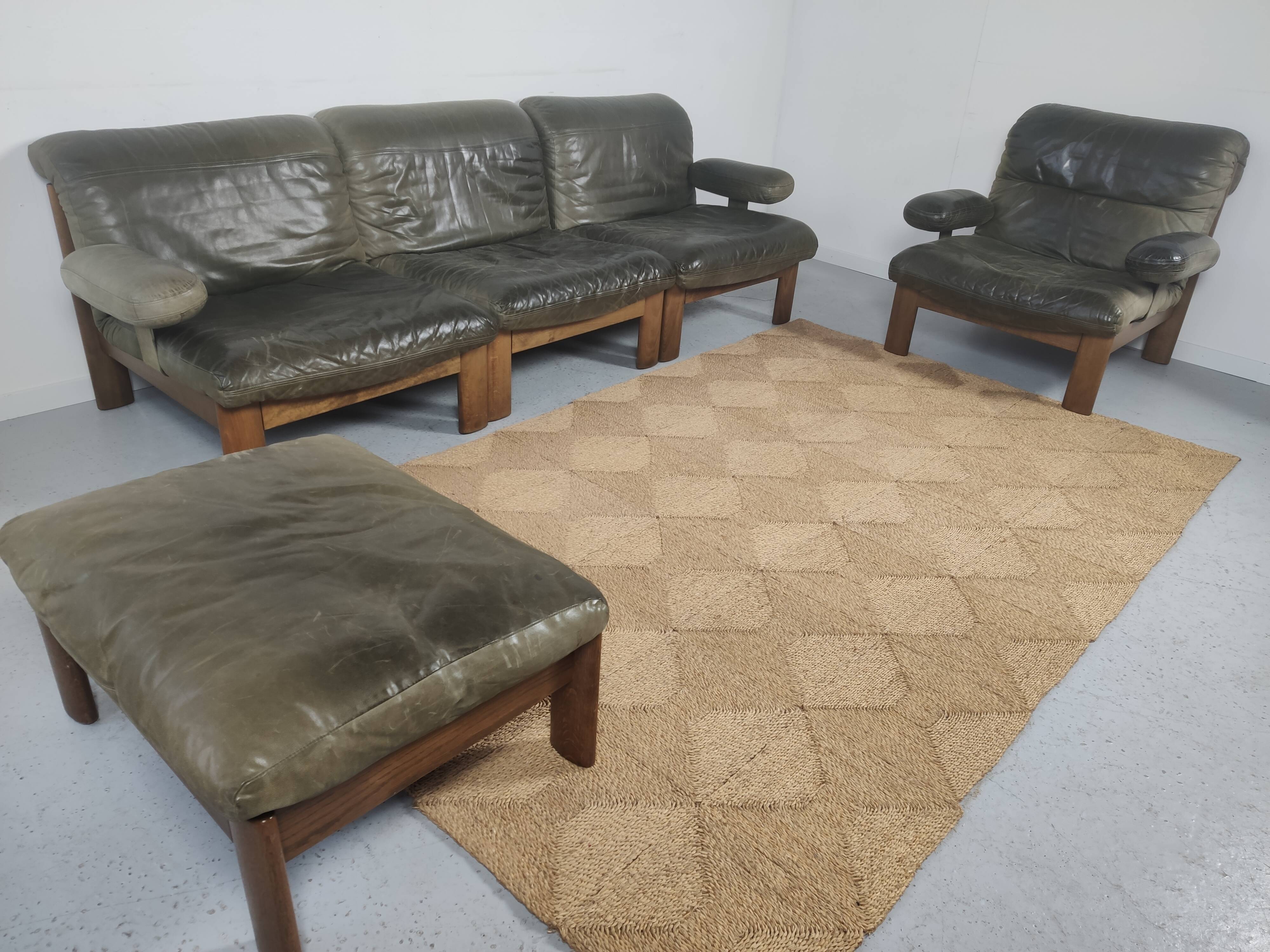 Modulable sofa an armchair in leather and wood