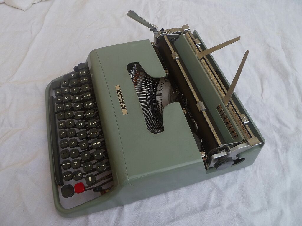 Typewriter Olivetti Lettera 22