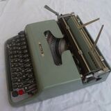 Typewriter Olivetti Lettera 22