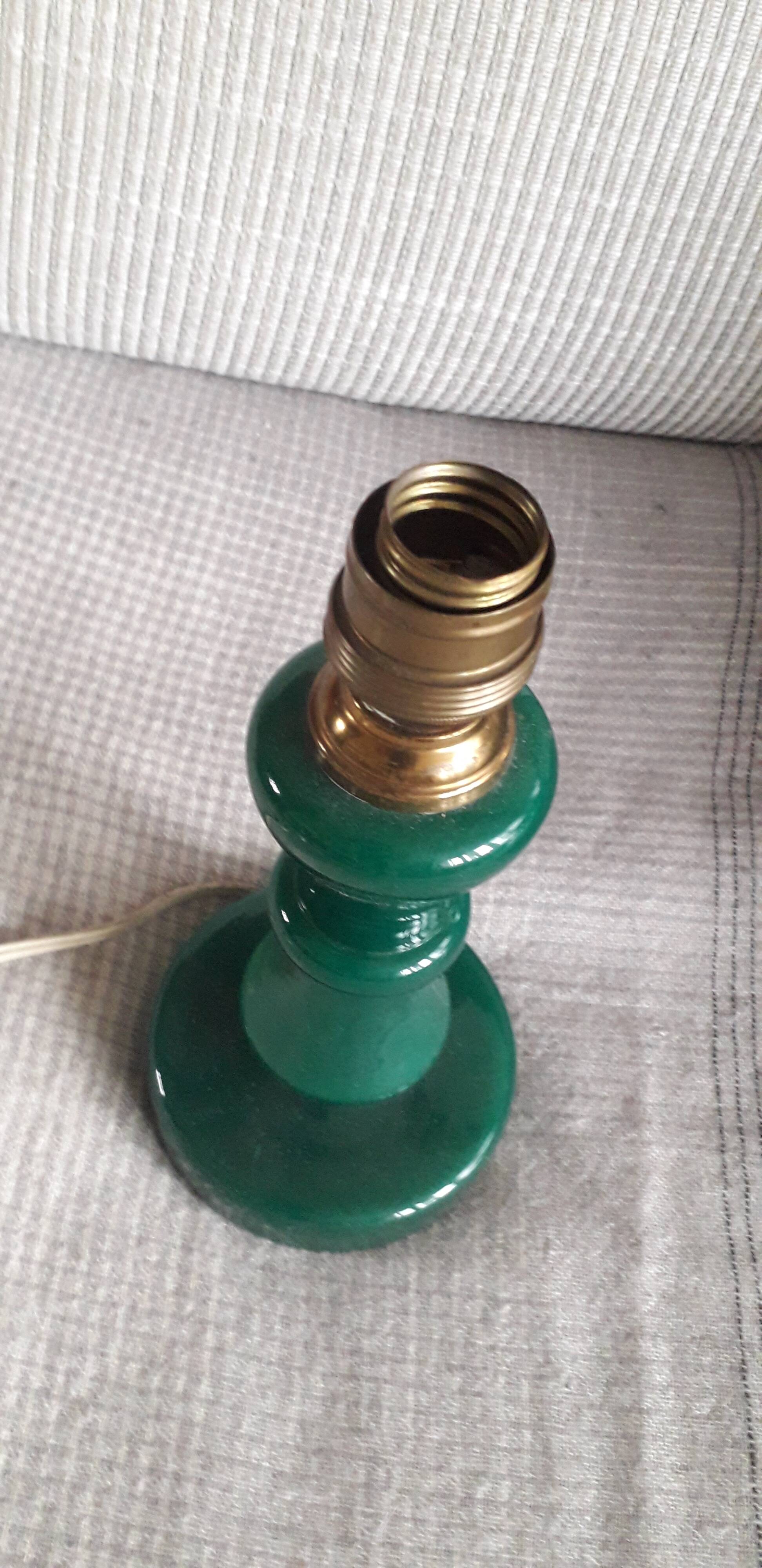 Pied de lampe en verre de couleur vert