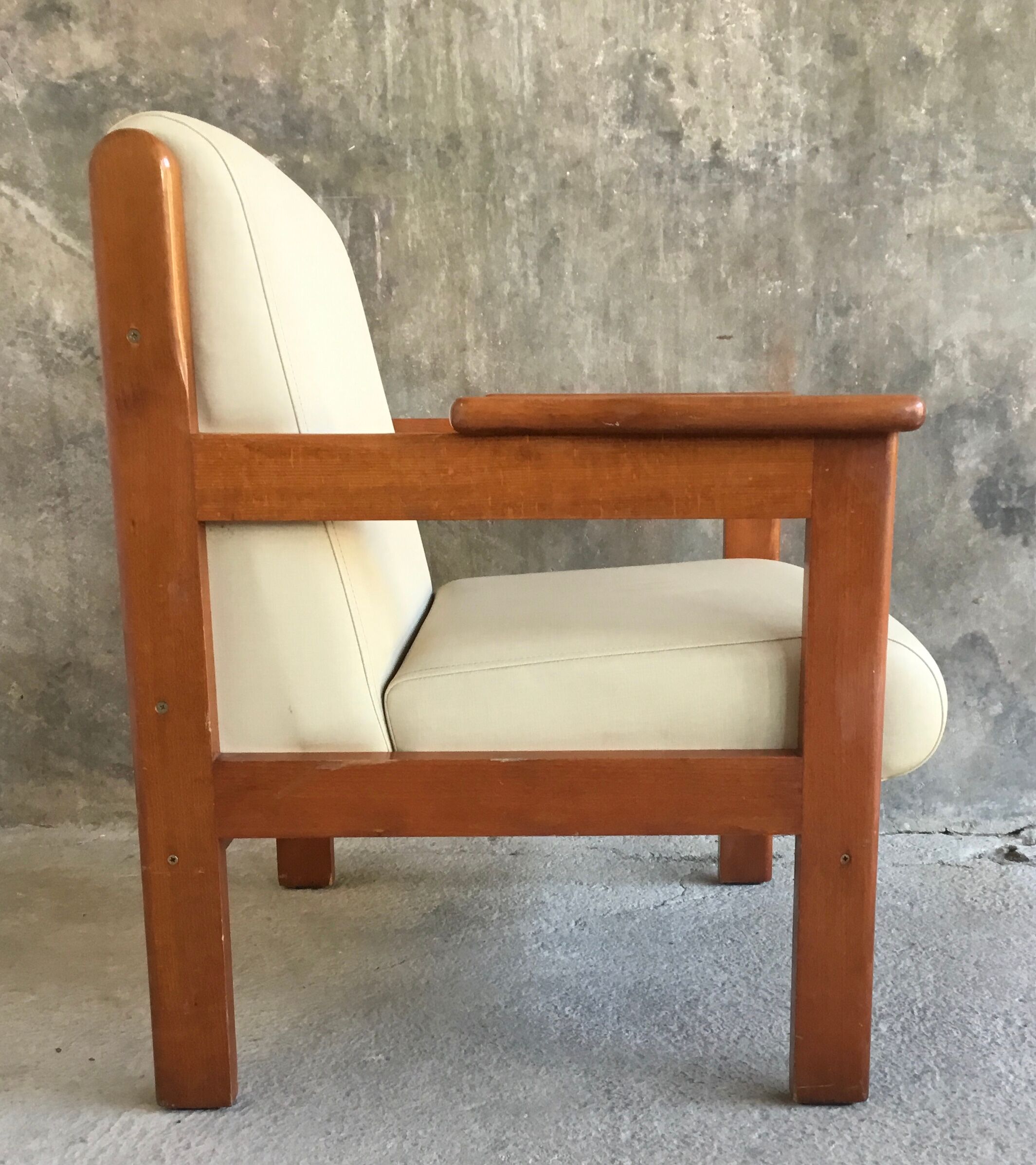 White armchair with armrests - varnished pine structure