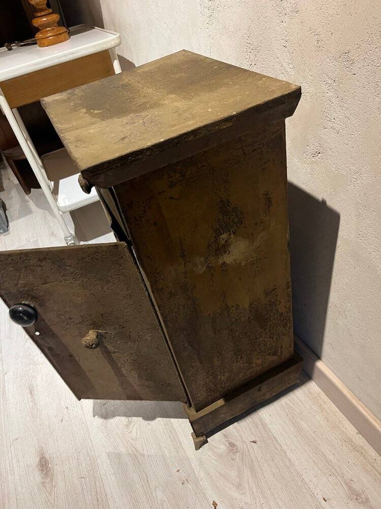 Meuble en métal riveté table de chevet