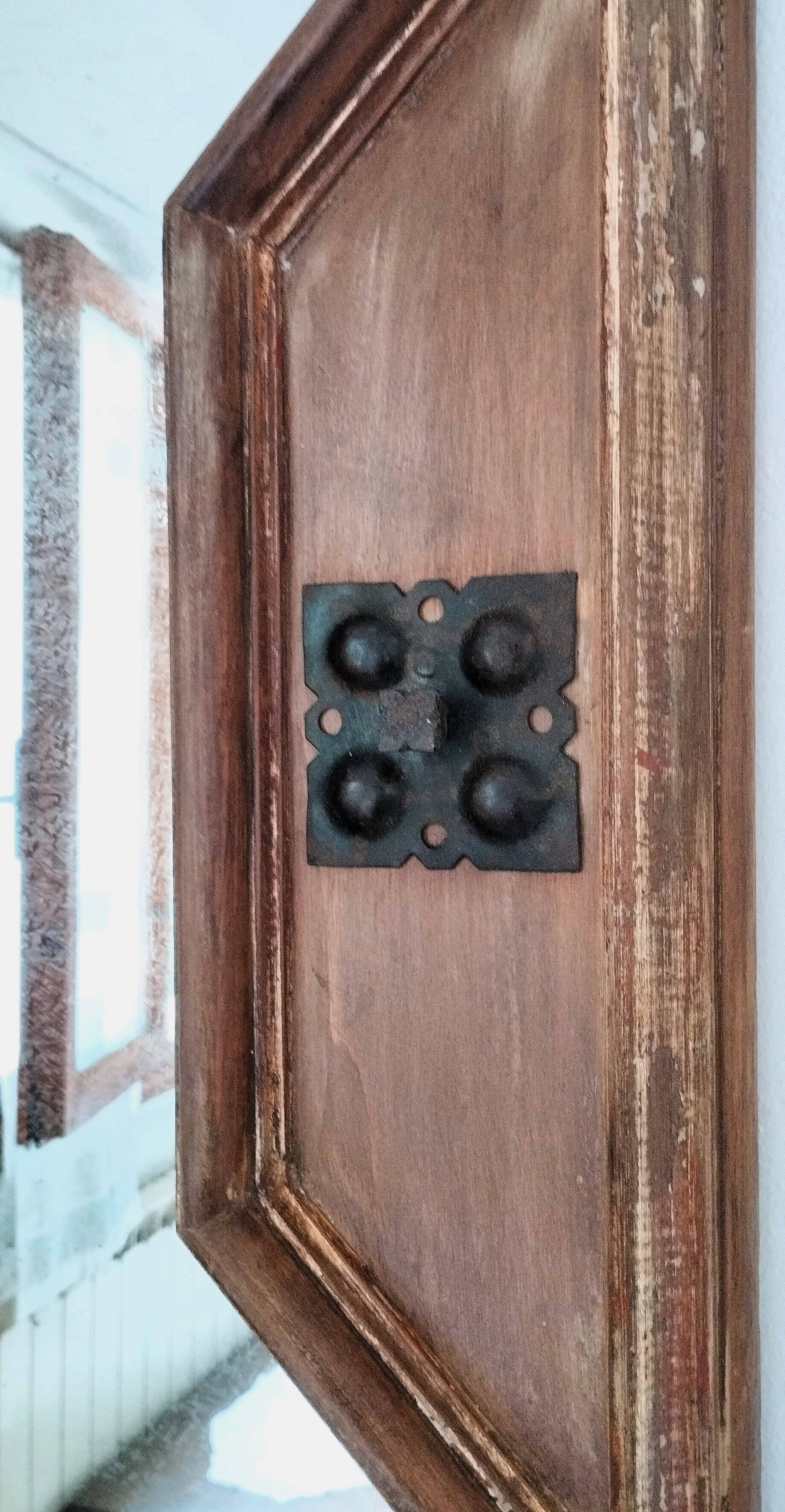 Miroir italien mid-century – cadre en bois patiné et éléments en fer forgé