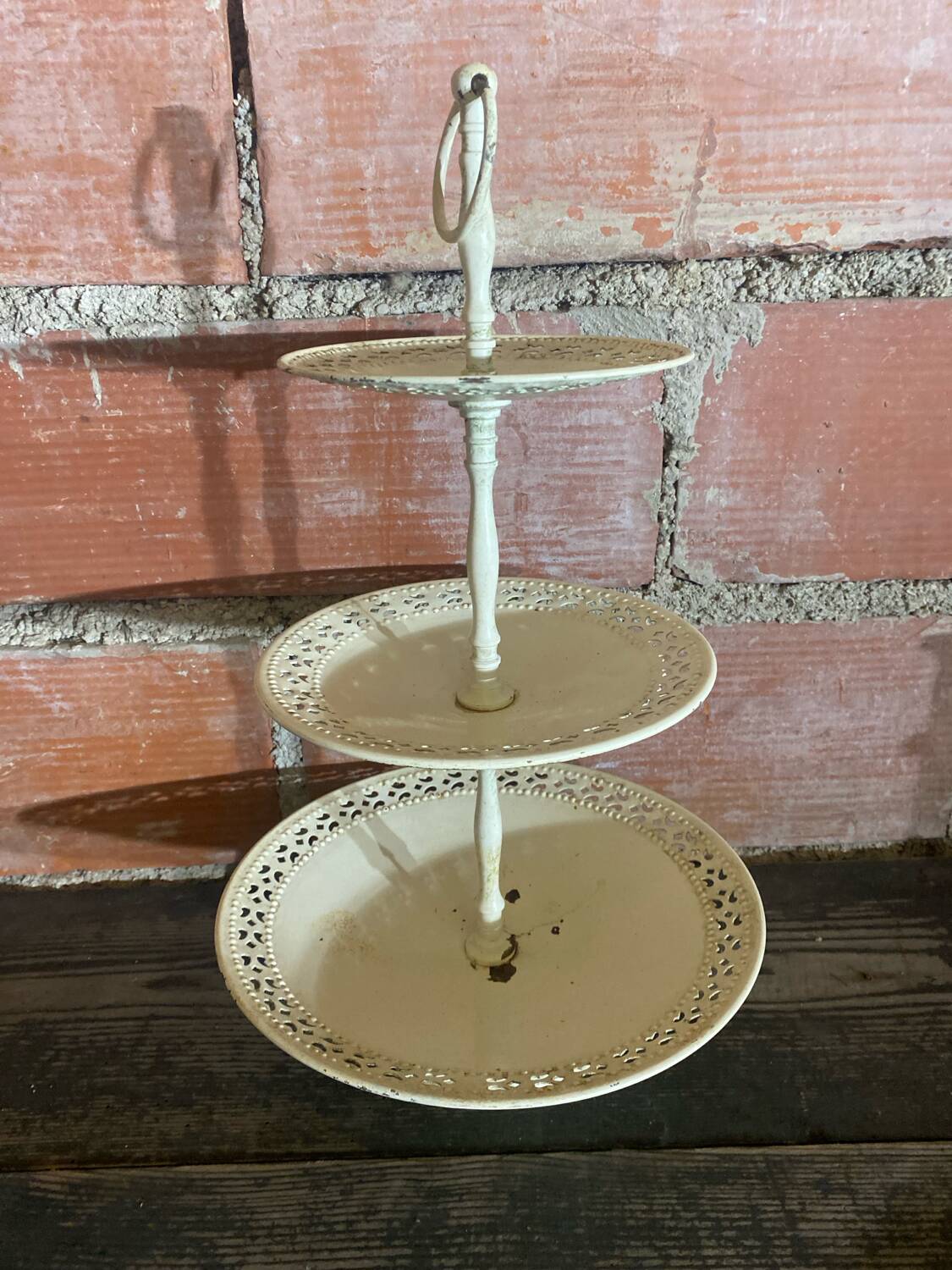 Présentoir à gâteaux 3 niveaux ancien en métal blanc