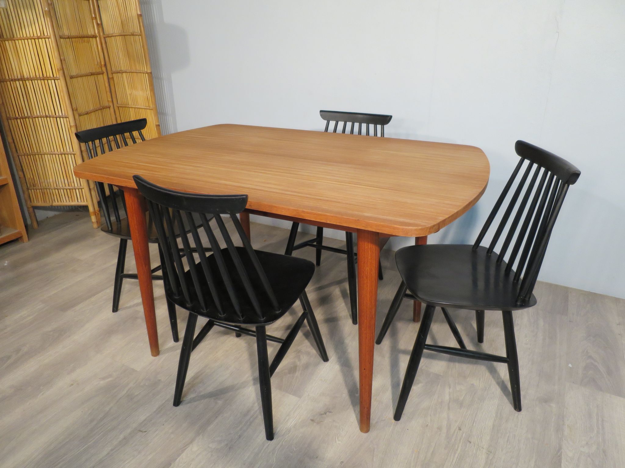 Table scandinave en teck massif des années 60