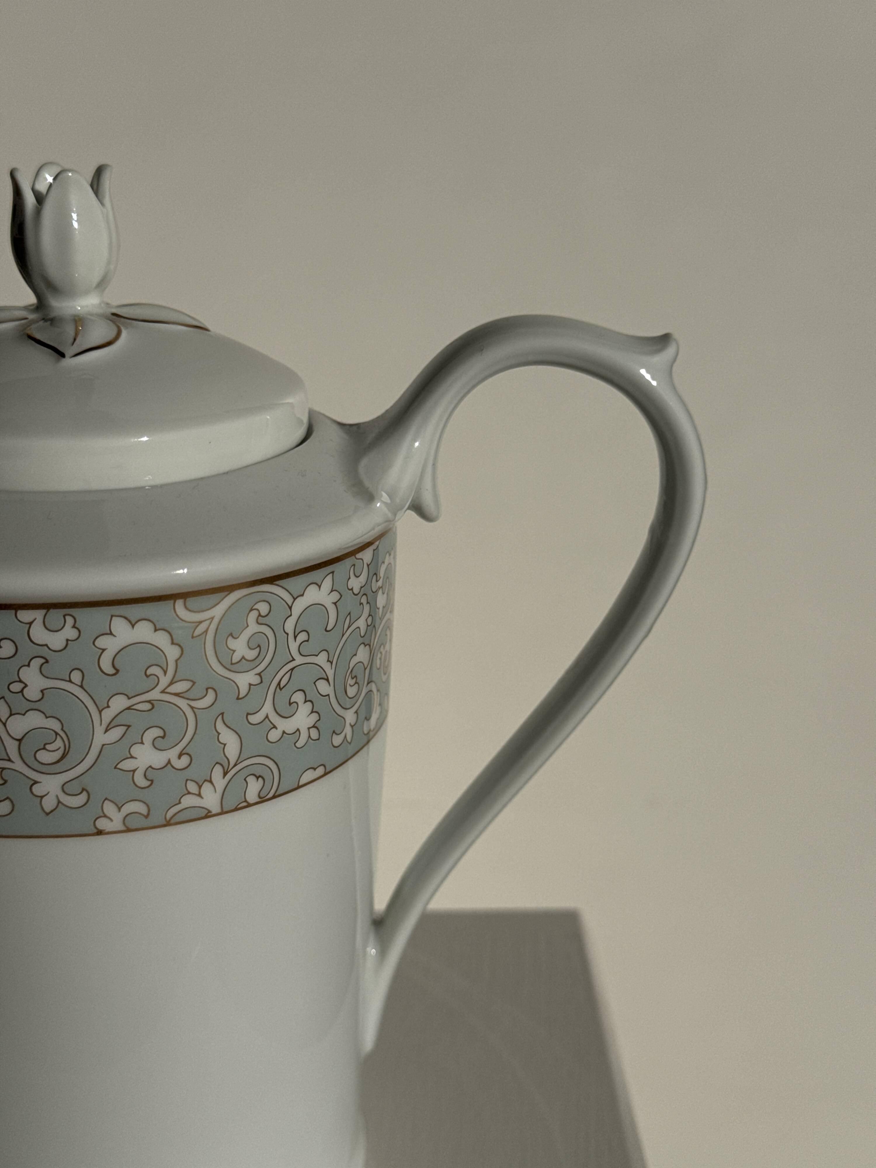 Bavarian porcelain teapot from Germany with blue frieze and flower lid H23