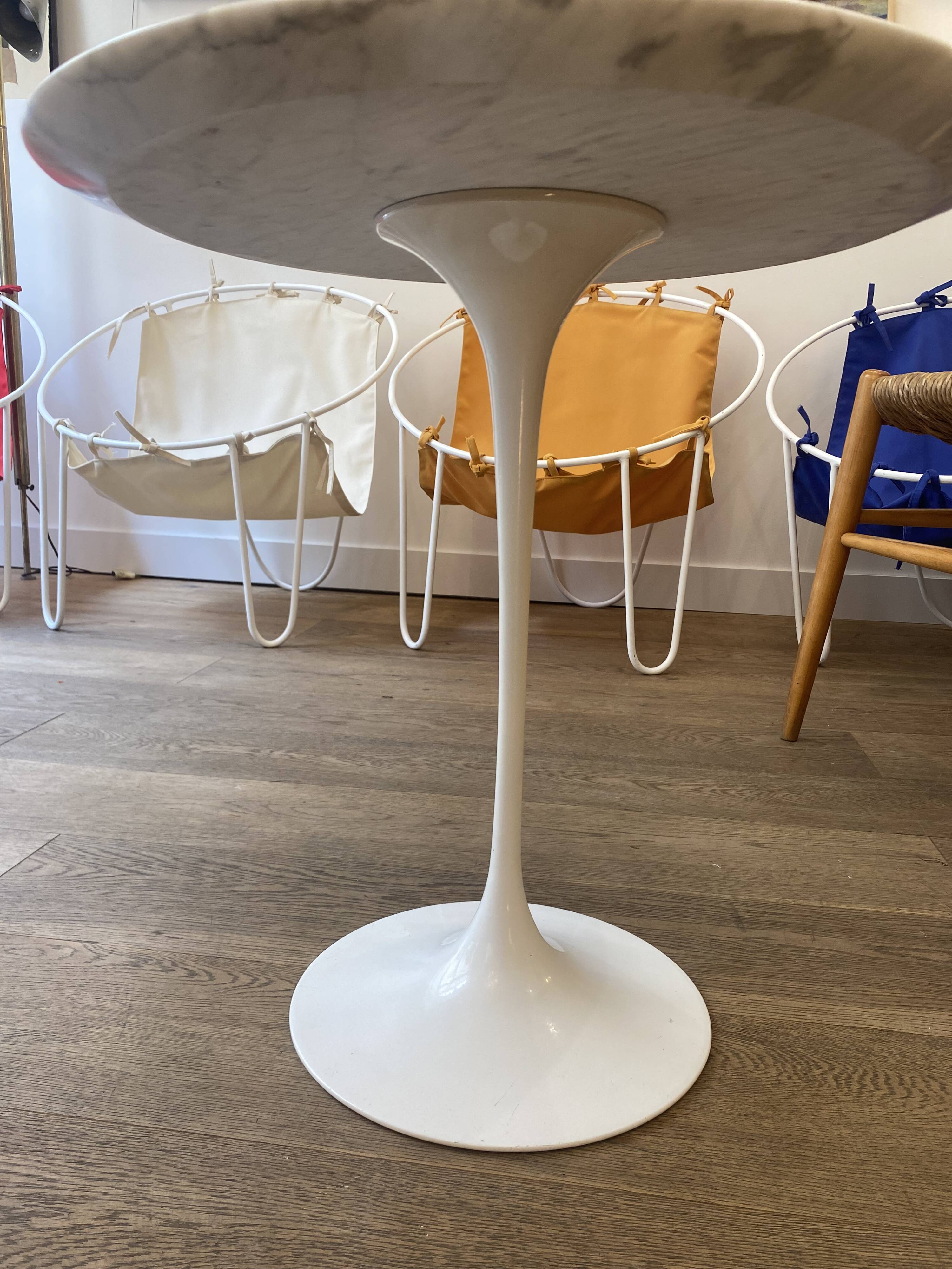 Guéridon « tulipe » - marbre statuarietto - eero saarinen, pour knoll