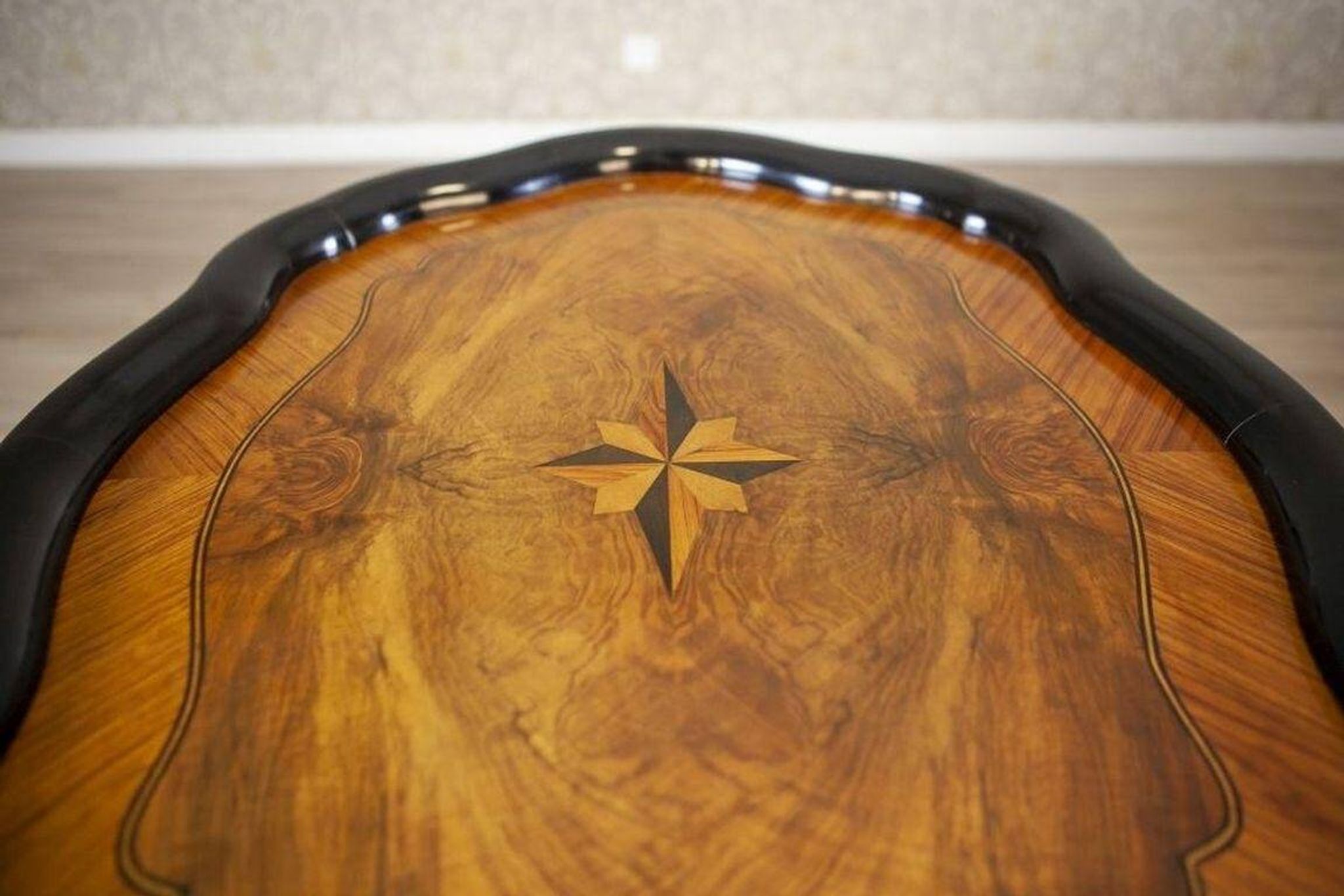 Table de thé ovale en noyer et placage, 1870