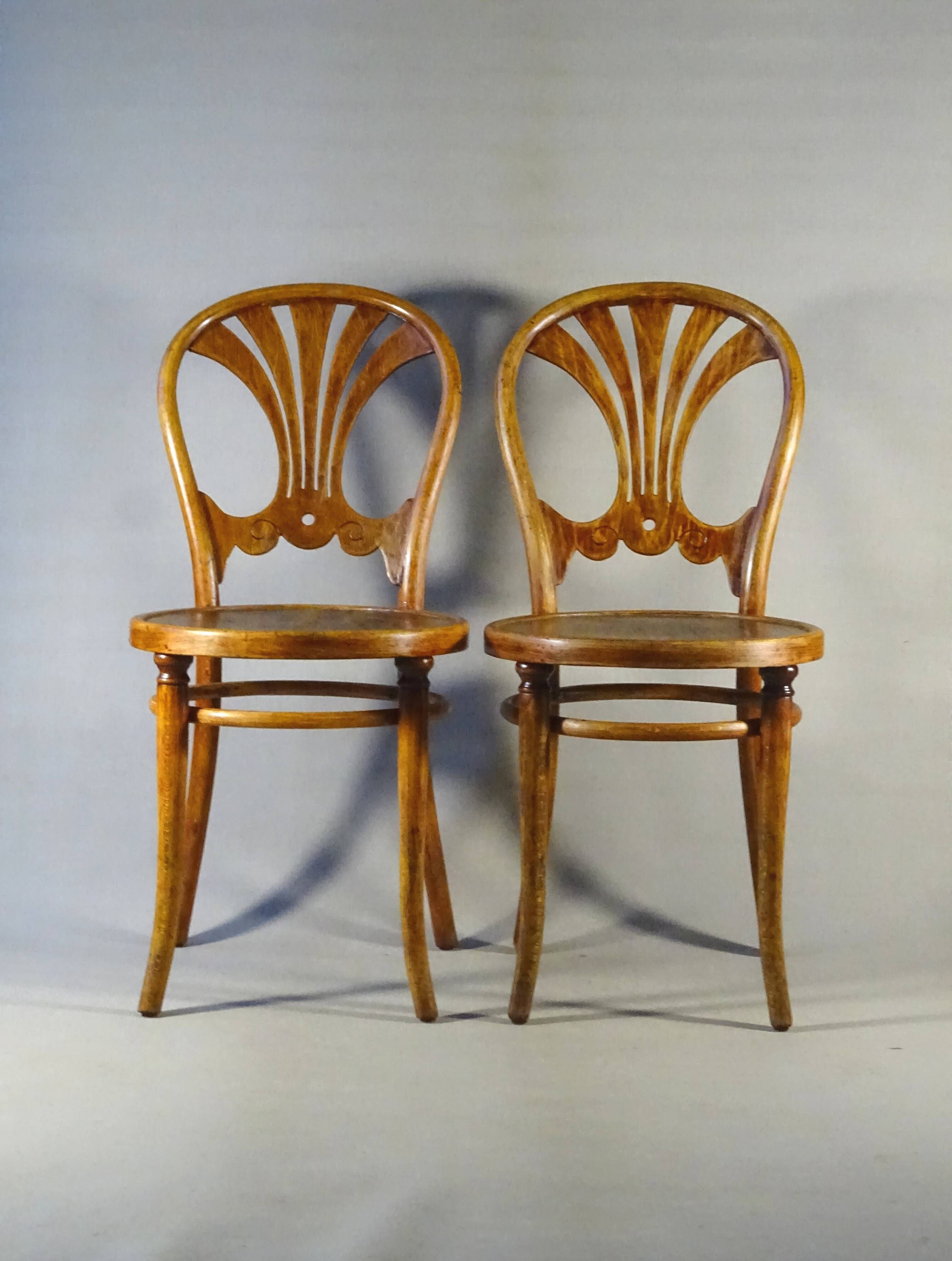 Two Thonet bistro chairs No. 322 from around 1910 - in perfect condition.