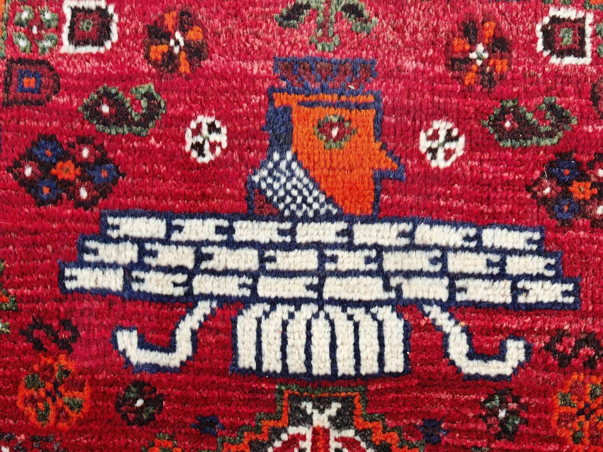 Large Persian carpet XL from Shiraz with Persepolis patterns, hand-knotted in naturally dyed wool.