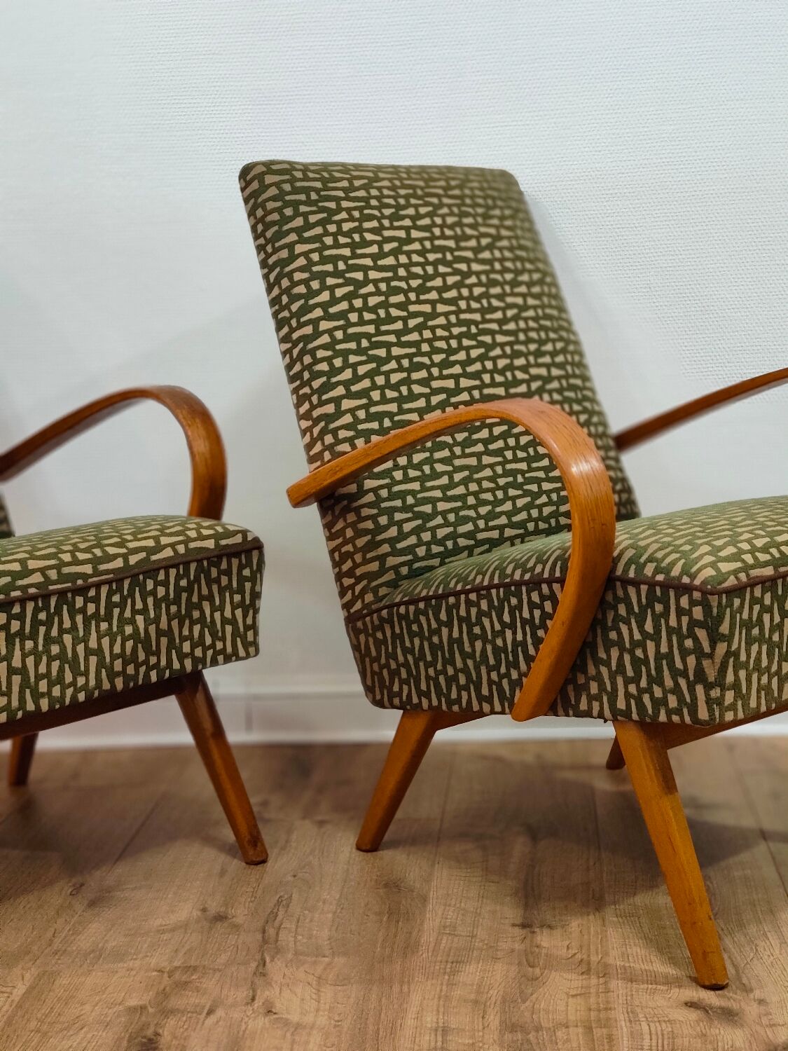 Paire de fauteuils 6952 par Jaroslav Smidek pour Ton