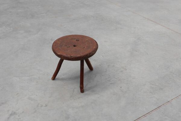 Tabouret tripode rustique en chêne massif de style Wabi Sabi, France vers 1850