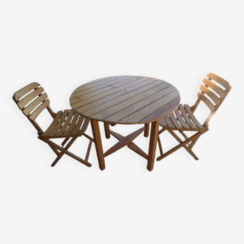 Table and 2 folding garden chairs in natural wood