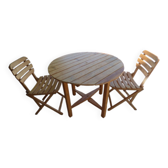 Table and 2 folding garden chairs in natural wood