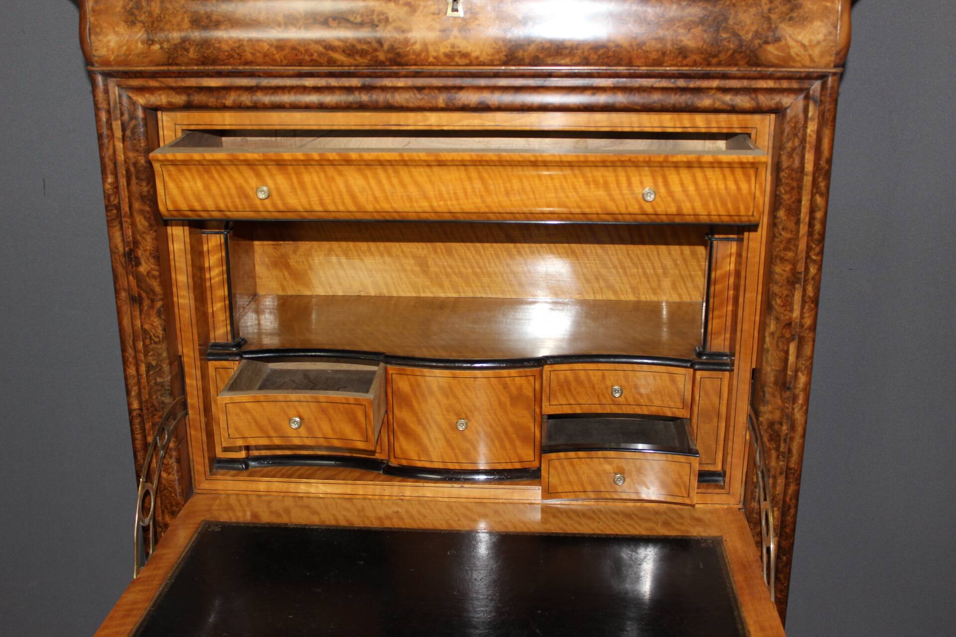 Louis Philippe period secretary in walnut veneer, 19th century.