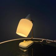 Lampe de bureau en verre opalin de style Art déco du milieu du siècle