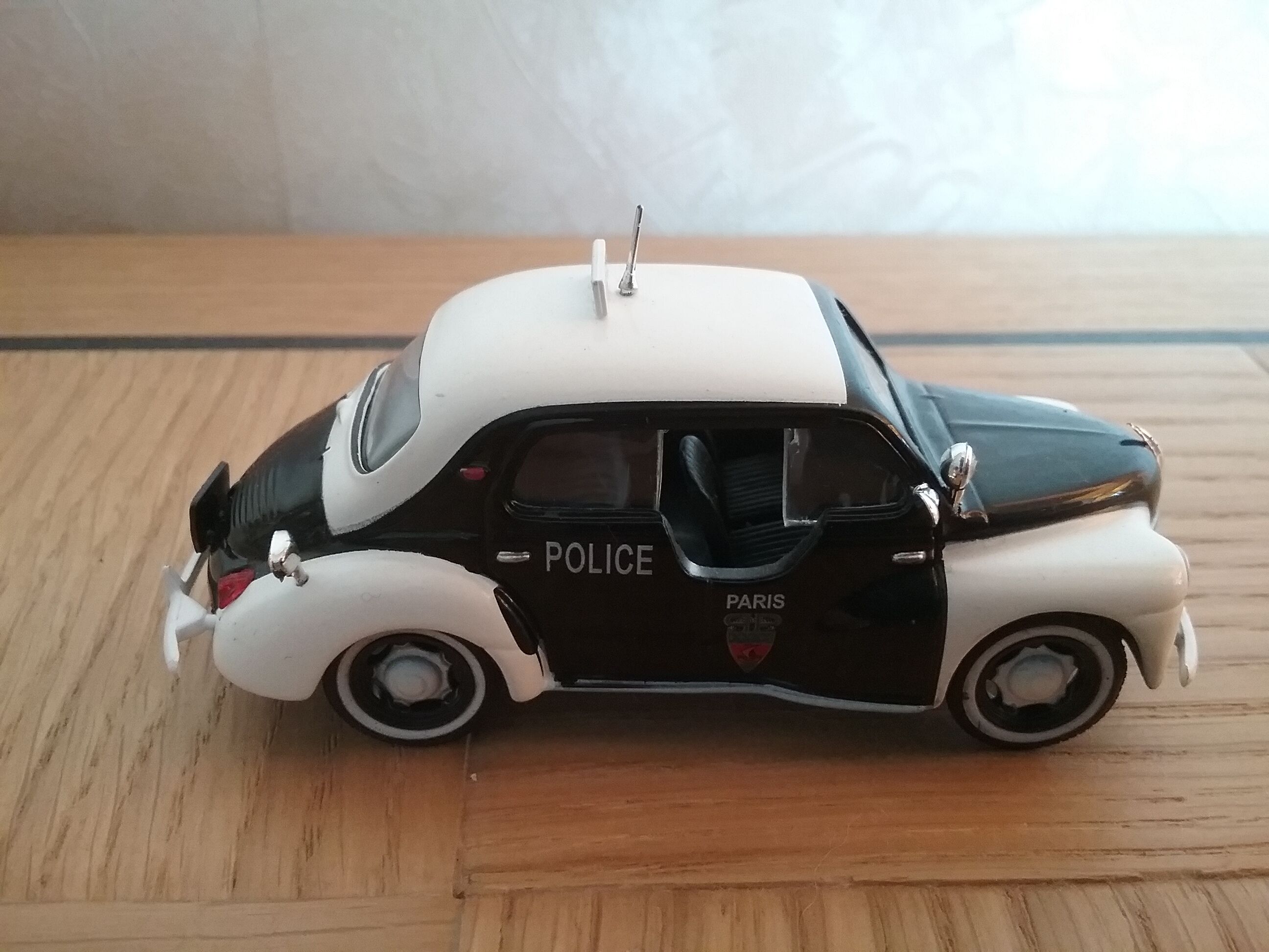 Renault 4CV pie police