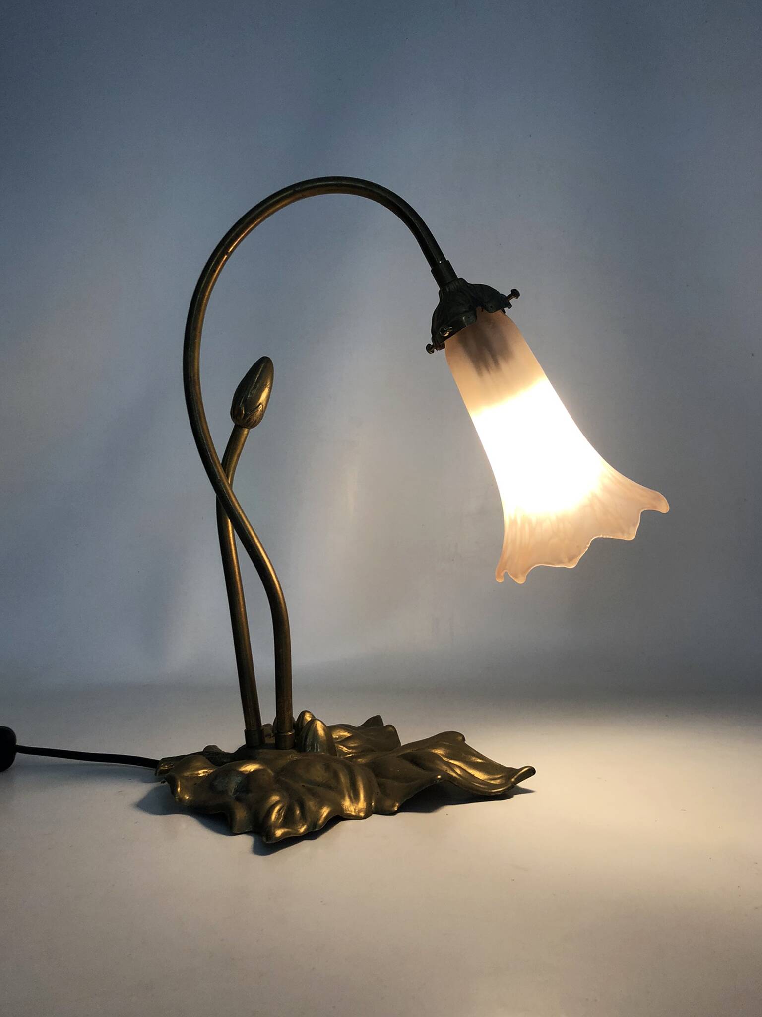 Magnificent water lily floor lamp with pink tulips, 80s art deco style