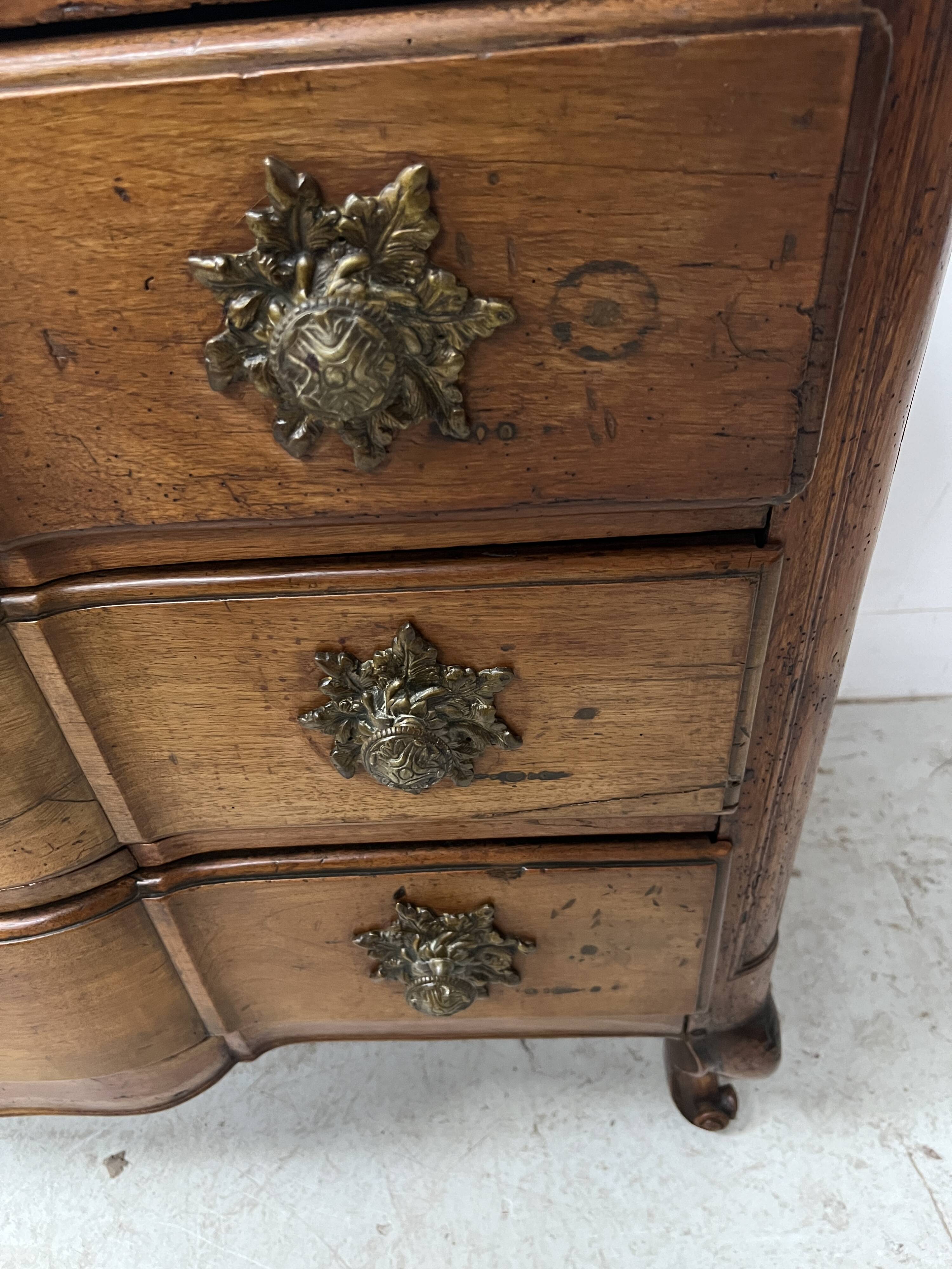Louis XV commode with three drawers in solid walnut, 18th century