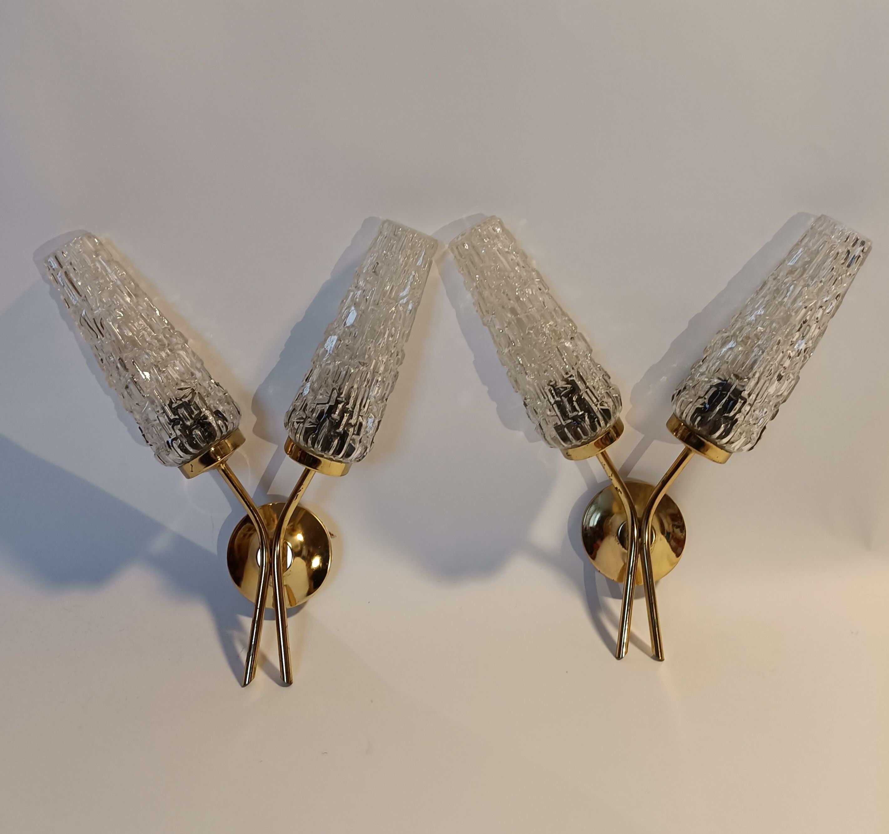 Pair of 1960 wall lamps in gilded brass and cut glass