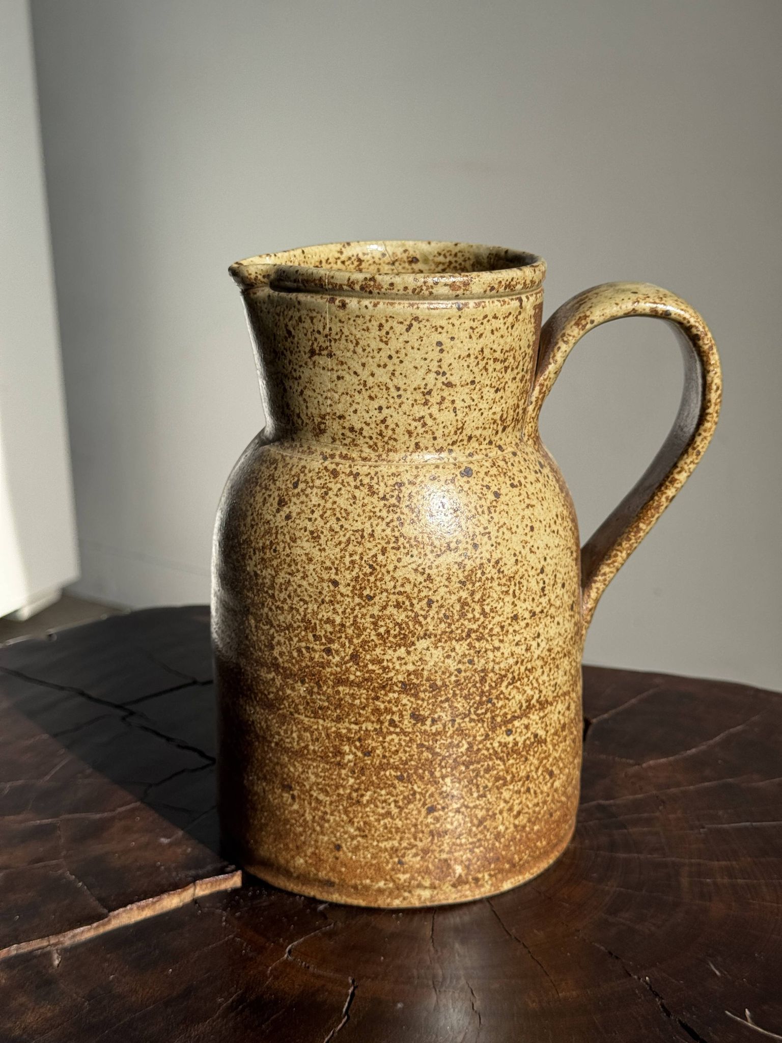 Grande carafe en grès mouchetée pas de marque au dessous H21