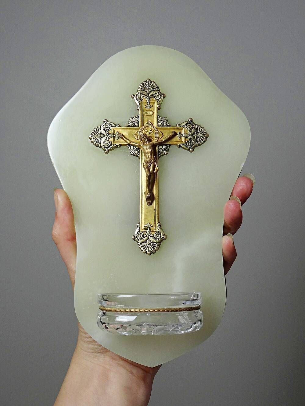 Antique wall-mounted font in green onyx, crucifix in metal and cut glass/crystal.